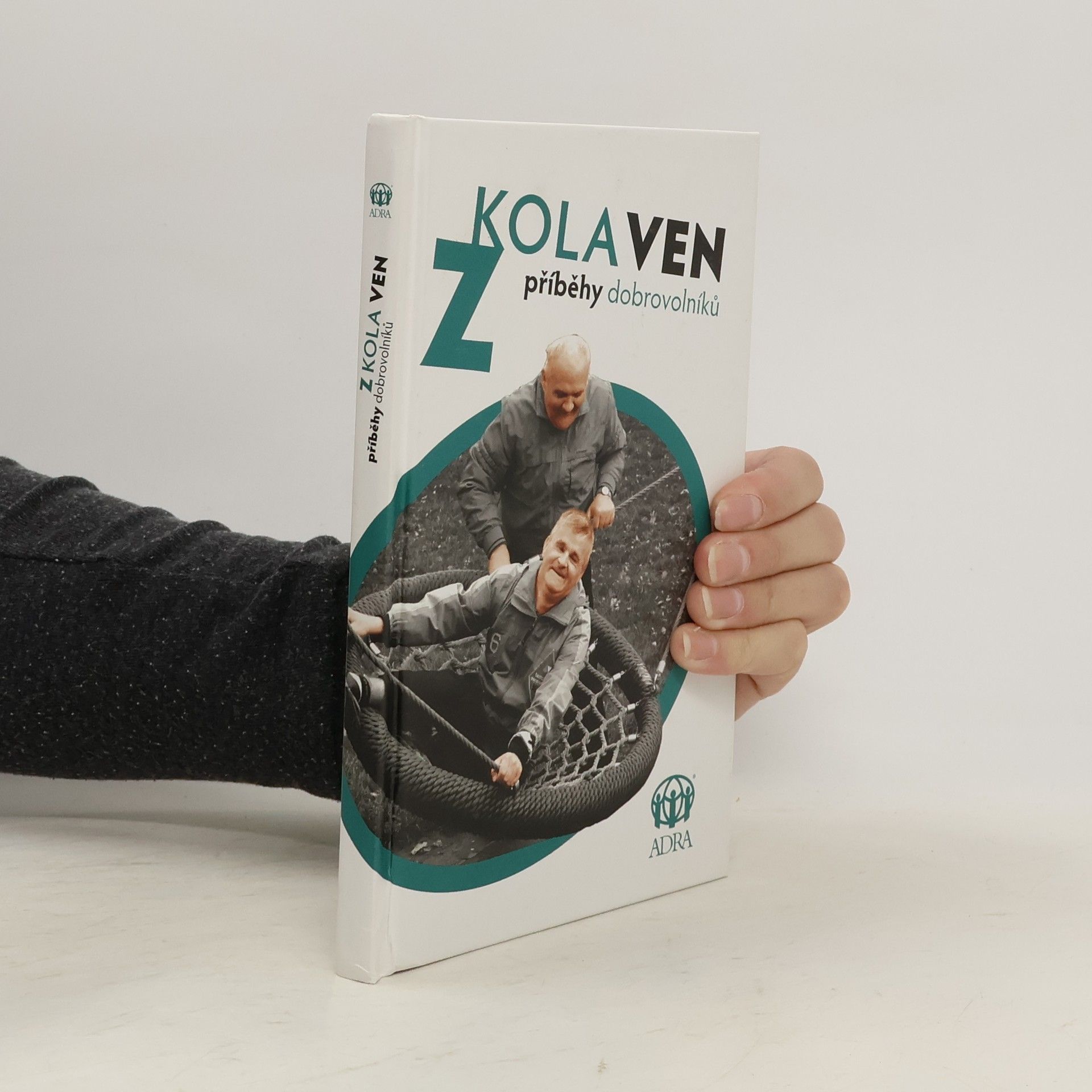 Kolektív autorov Z kola ven. Příběhy dobrovolníků