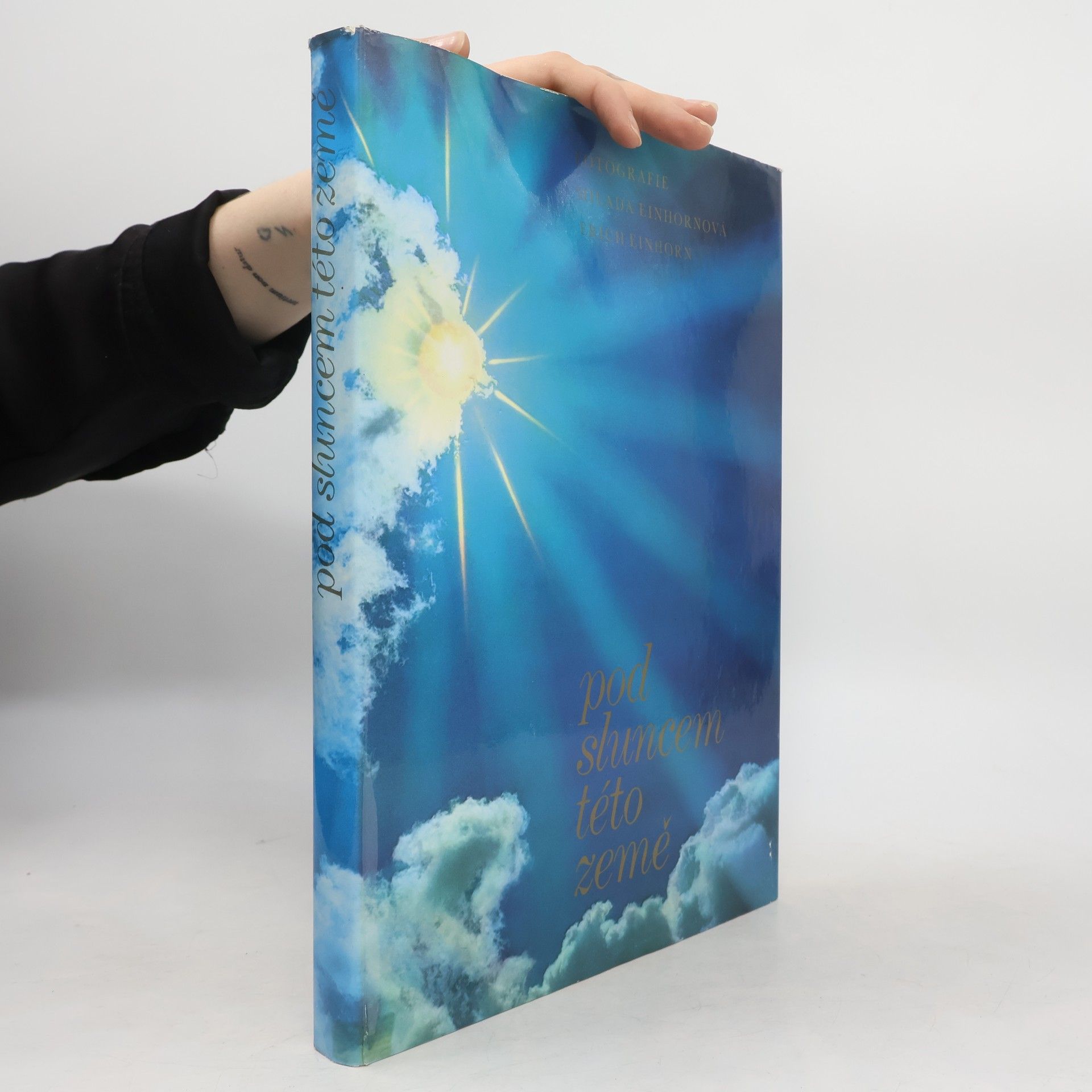 Pod sluncem této země