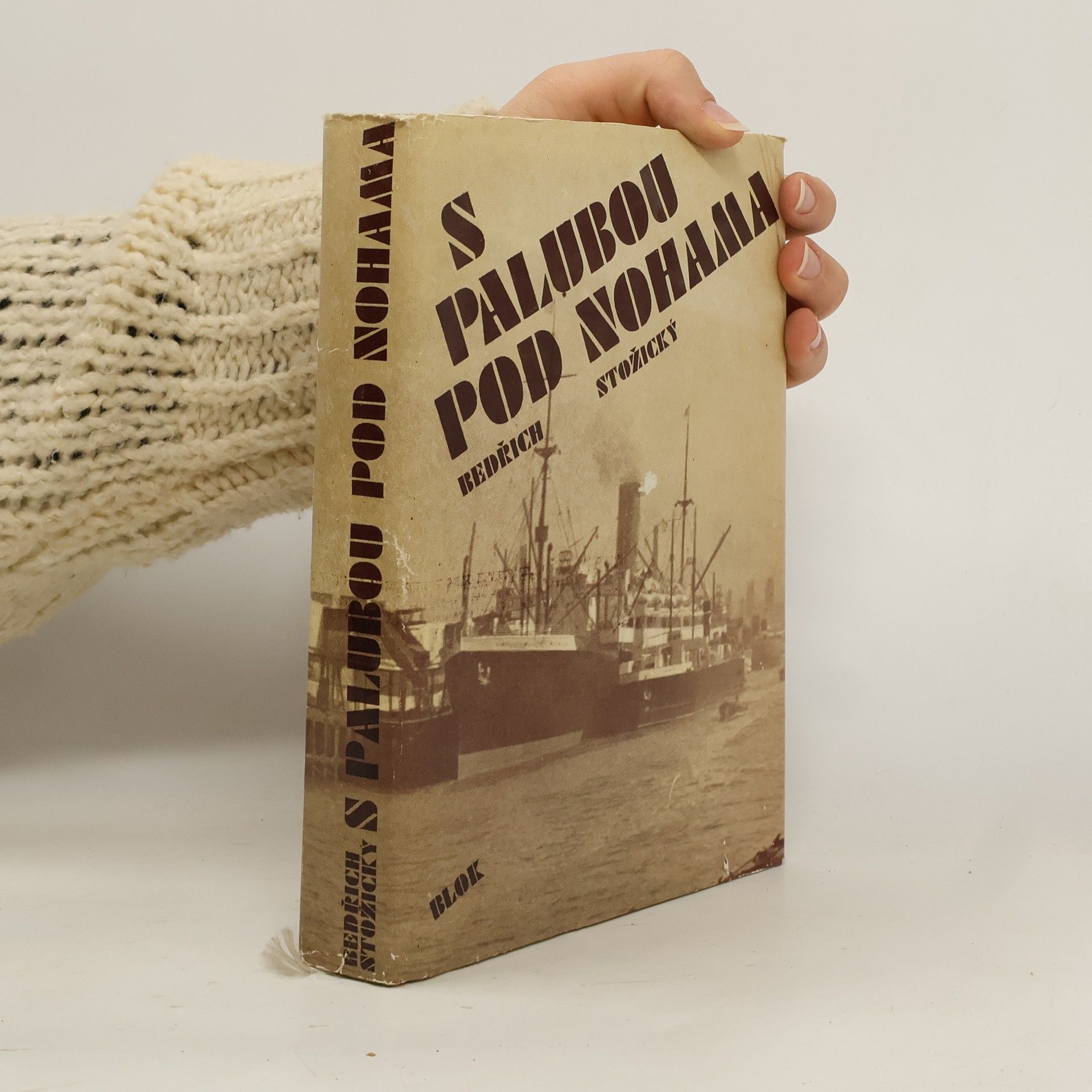 S palubou pod nohama