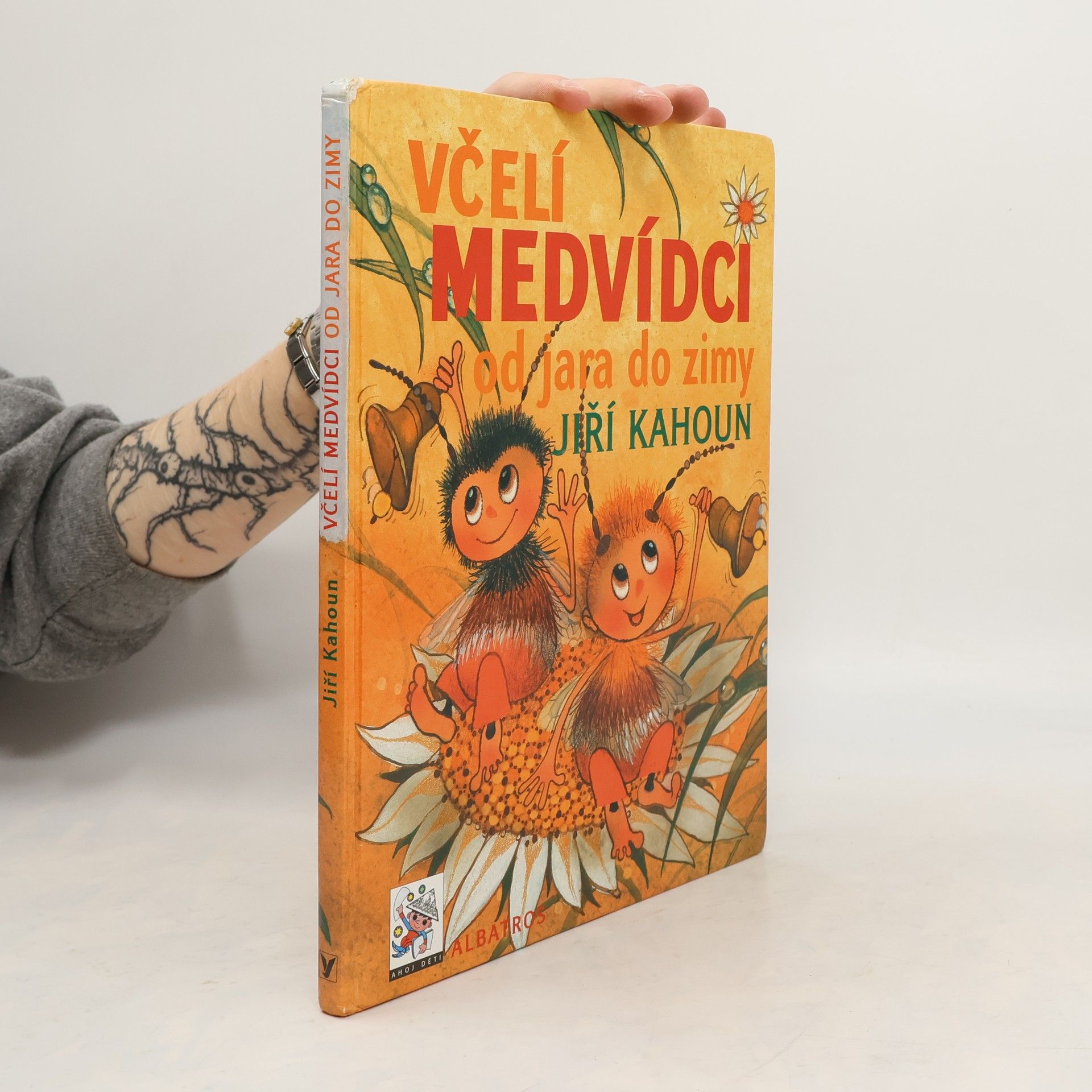 Včelí medvídci od jara do zimy