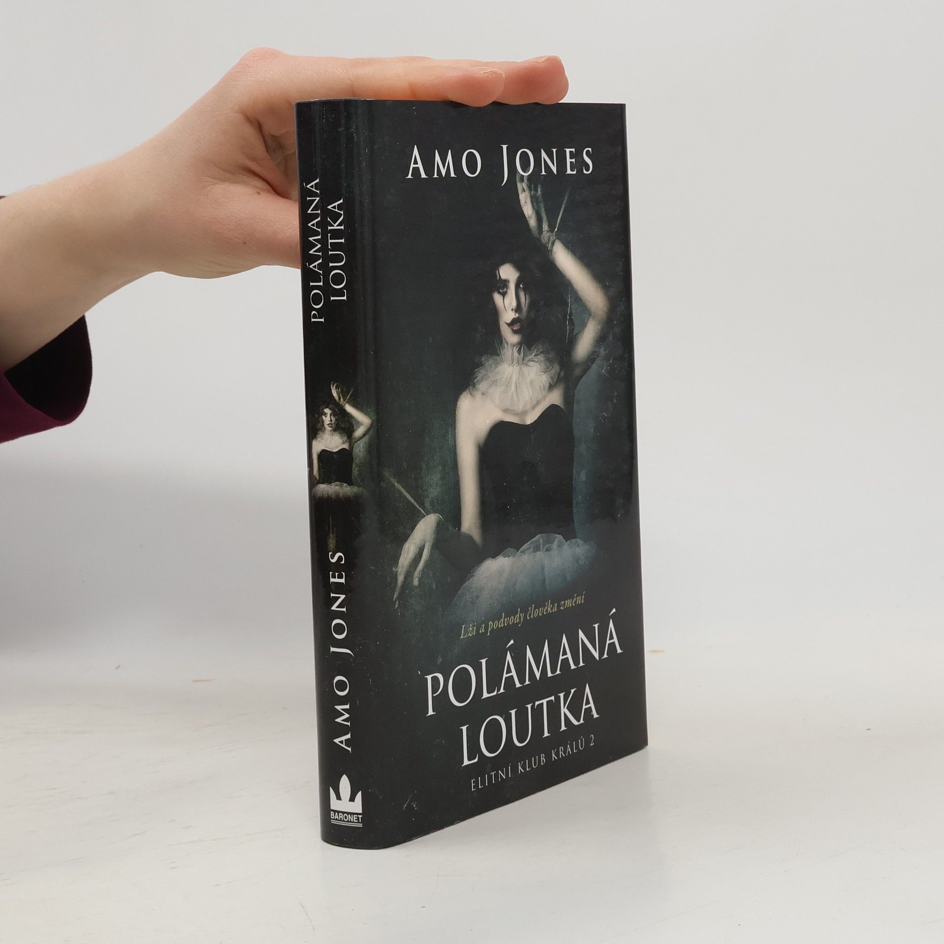 Amo Jones Polámaná loutka