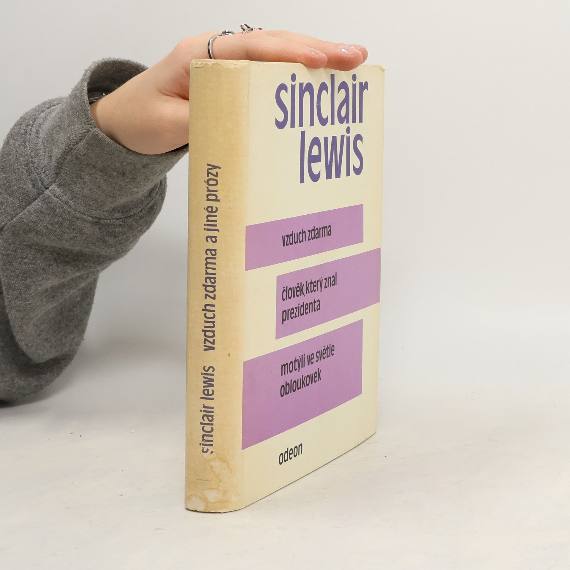 Sinclair Lewis Vzduch zdarma. Člověk, který znal prezidenta. Motýli ve světle obloukovek