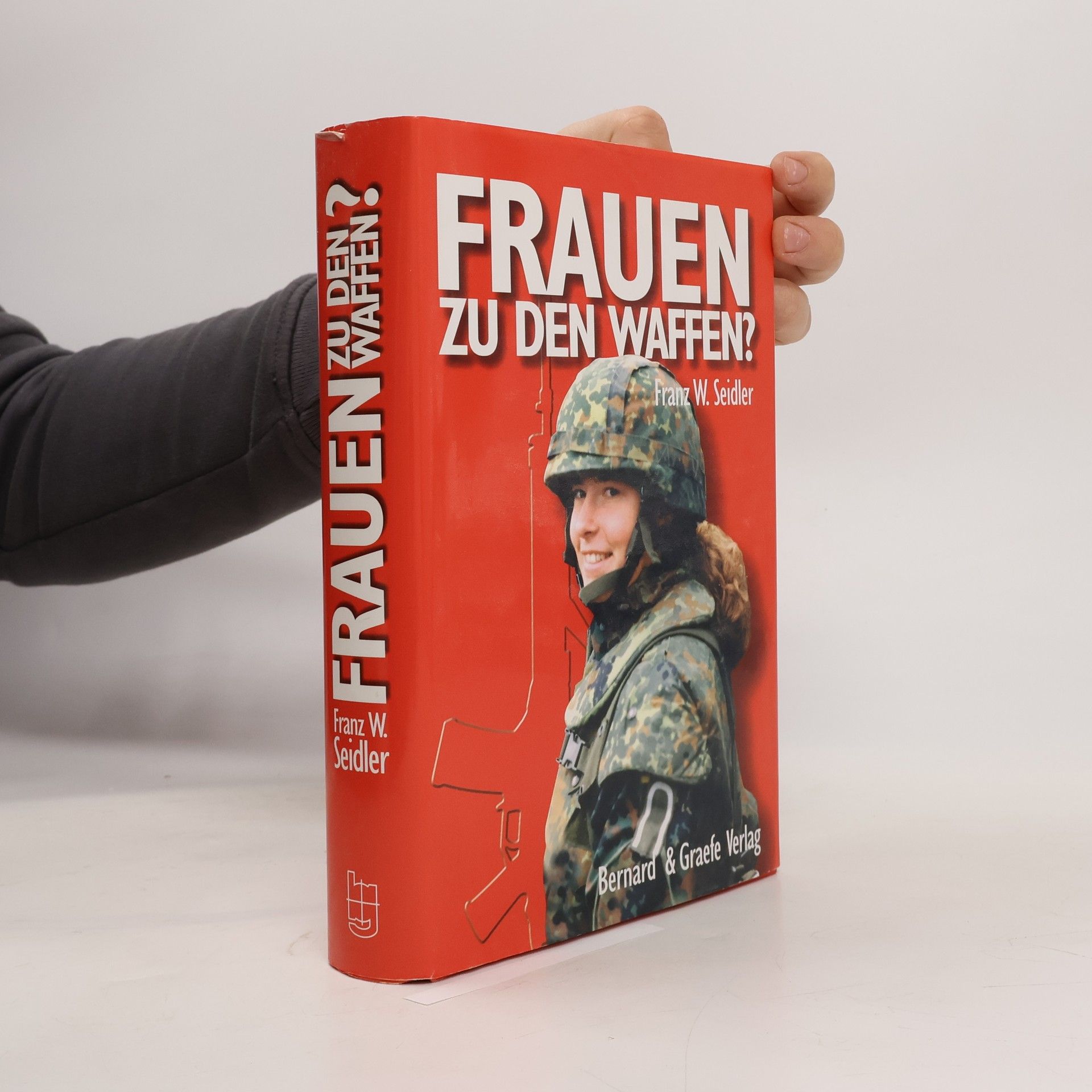 Frauen zu den Waffen?
