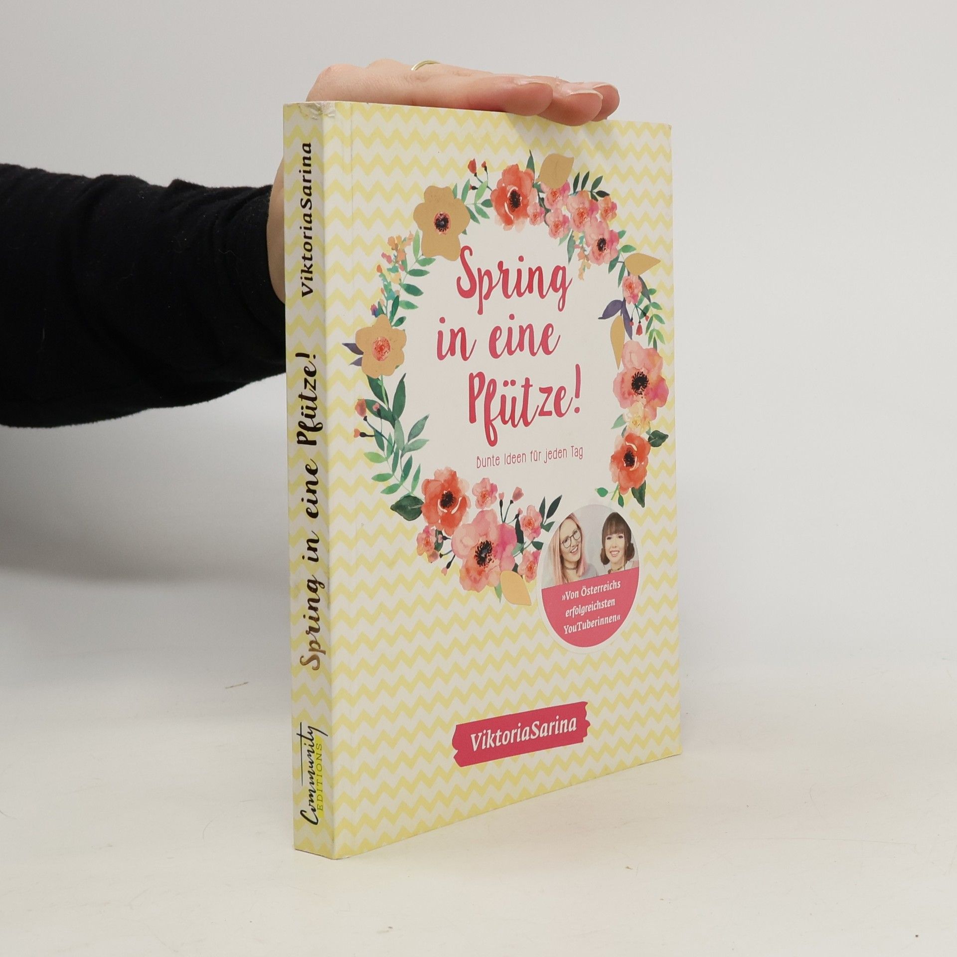 Viktoria Sarina Spring in eine Pfütze