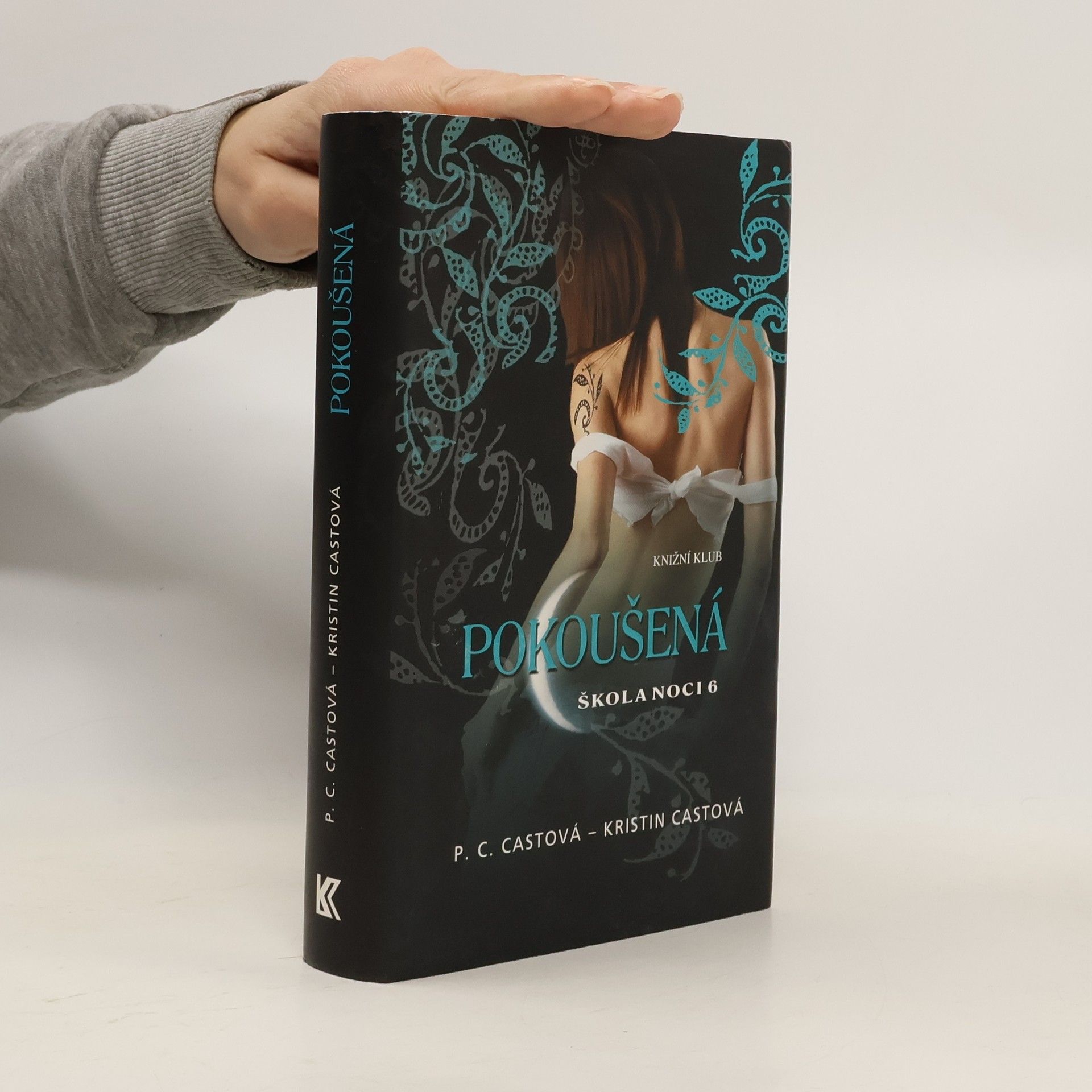 P. C. Cast Škola noci. 6, Pokoušená