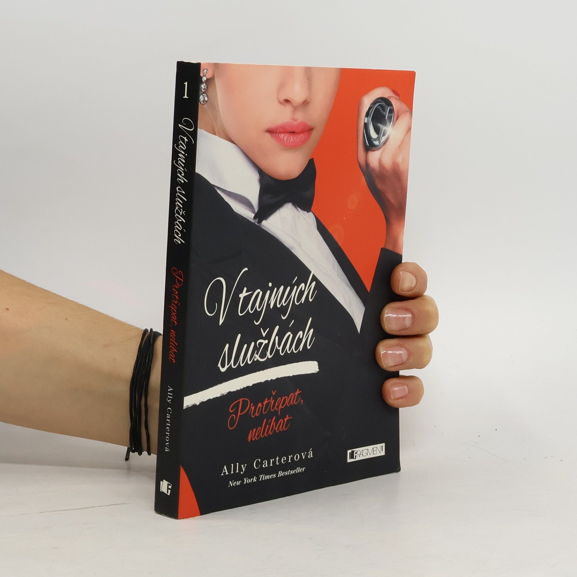 Ally Carter V tajných službách. Protřepat, nelíbat