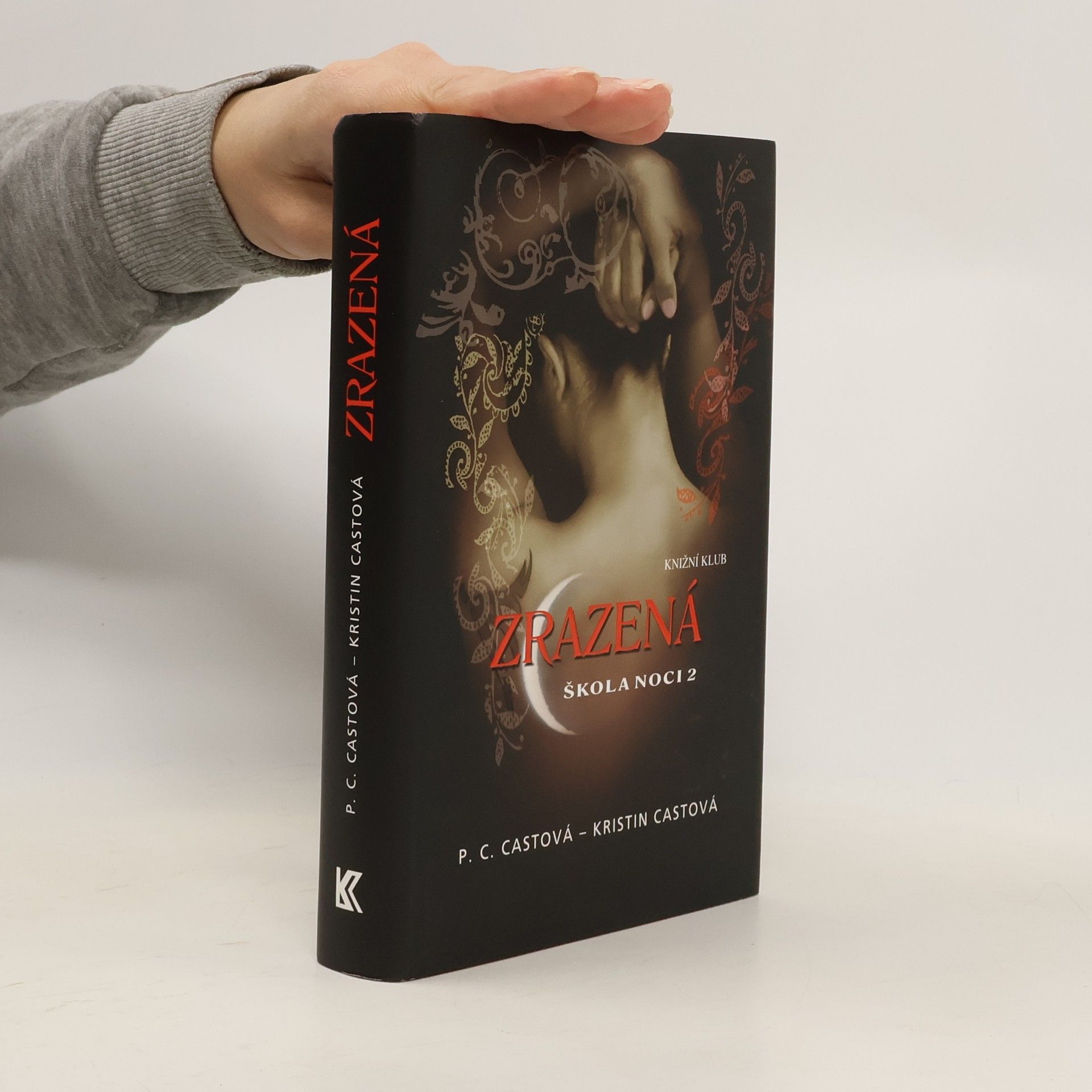 P. C. Cast Škola noci. 2, Zrazená