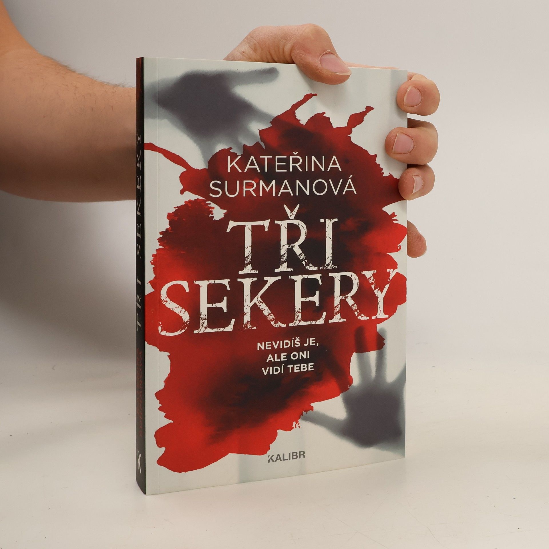 Tři Sekery. Nevidíš je, ale oni vidí tebe