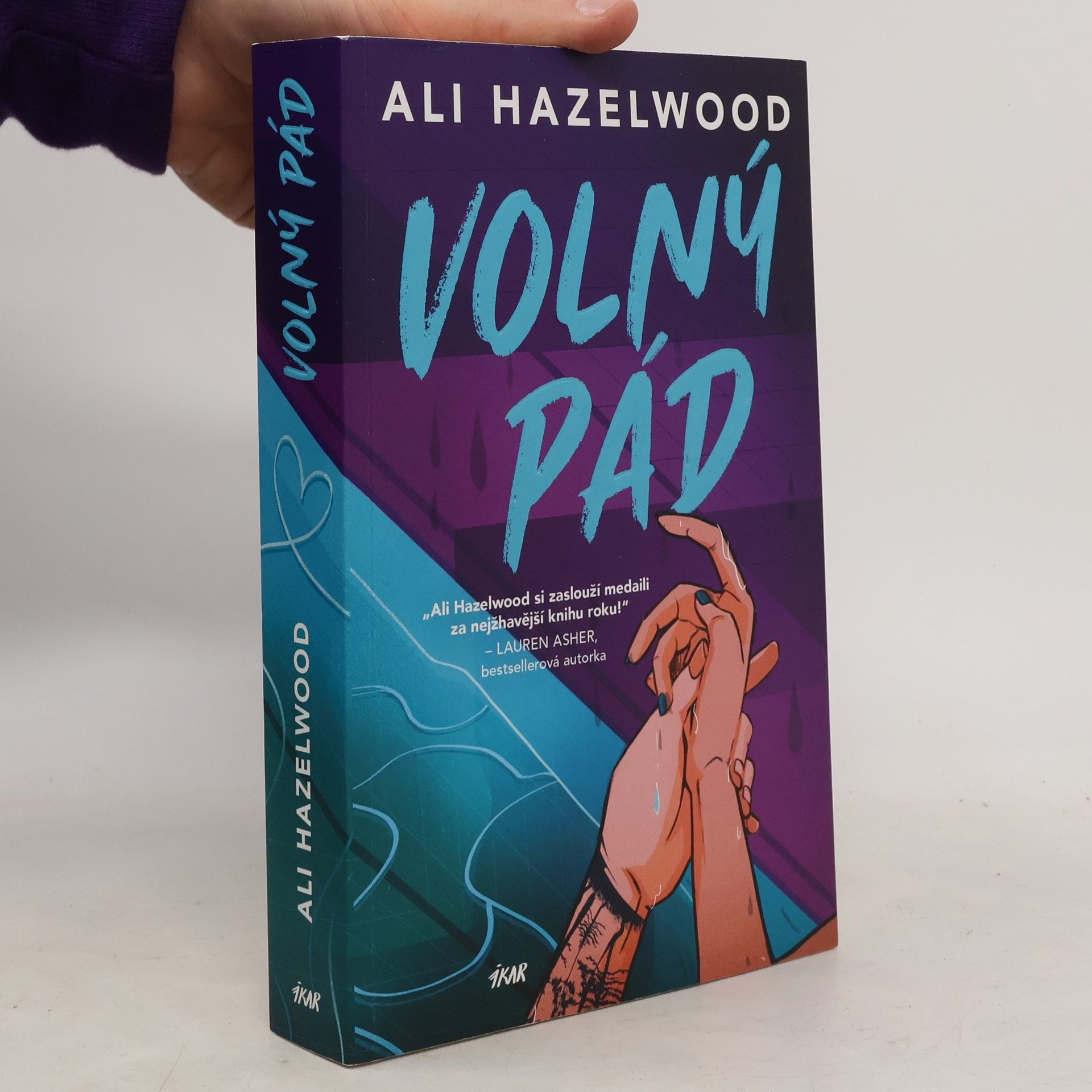 Ali Hazelwood Volný pád