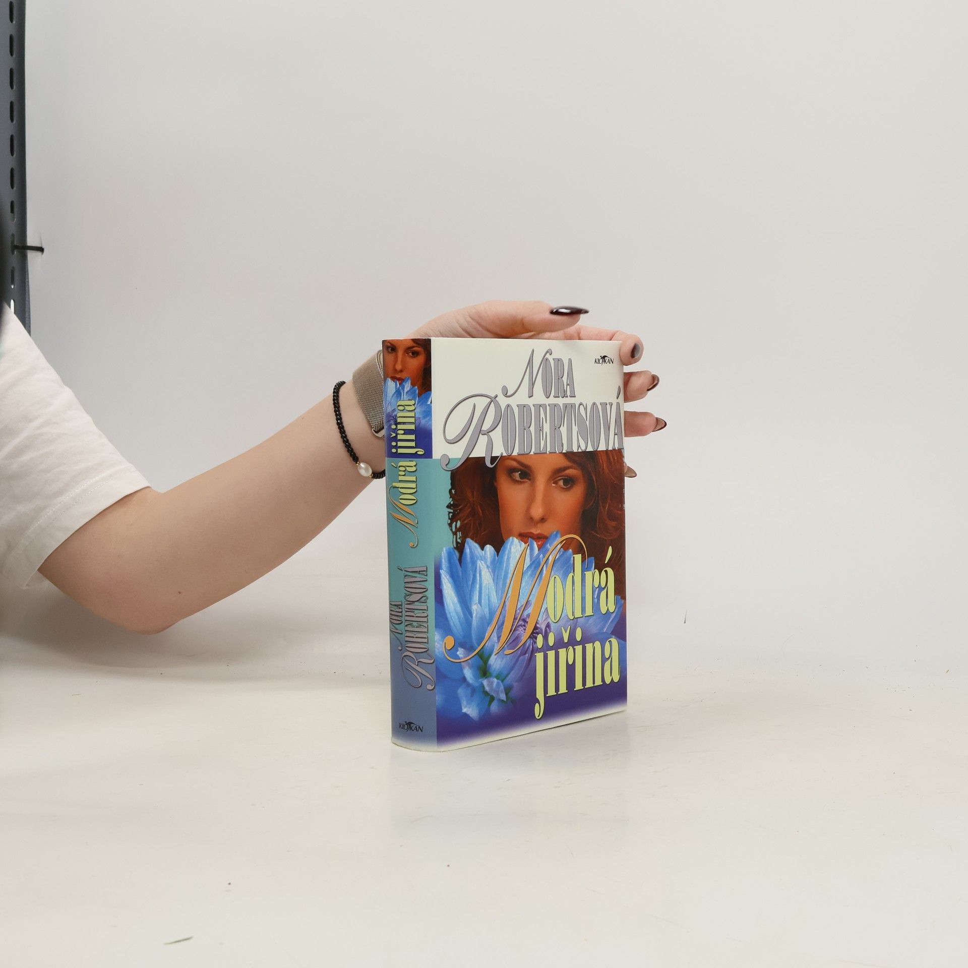 Nora Roberts Modrá jiřina