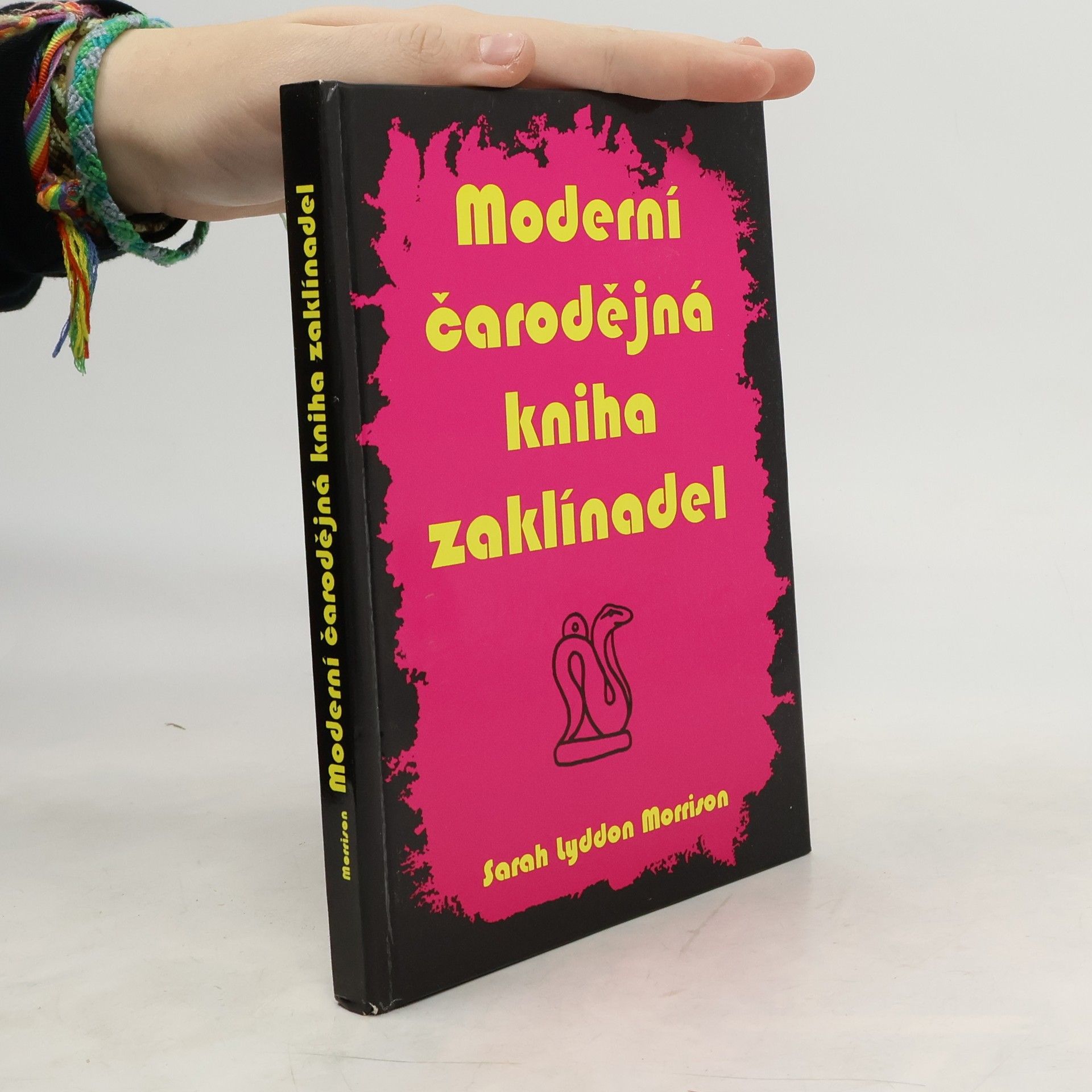 Moderní čarodějná kniha zaklínadel : vše, co potřebujete znát k zaklínání, čarování a provádění magie lásky a k dosažení všeho, čeho chcete v životě dosáhnout pomocí okultních sil