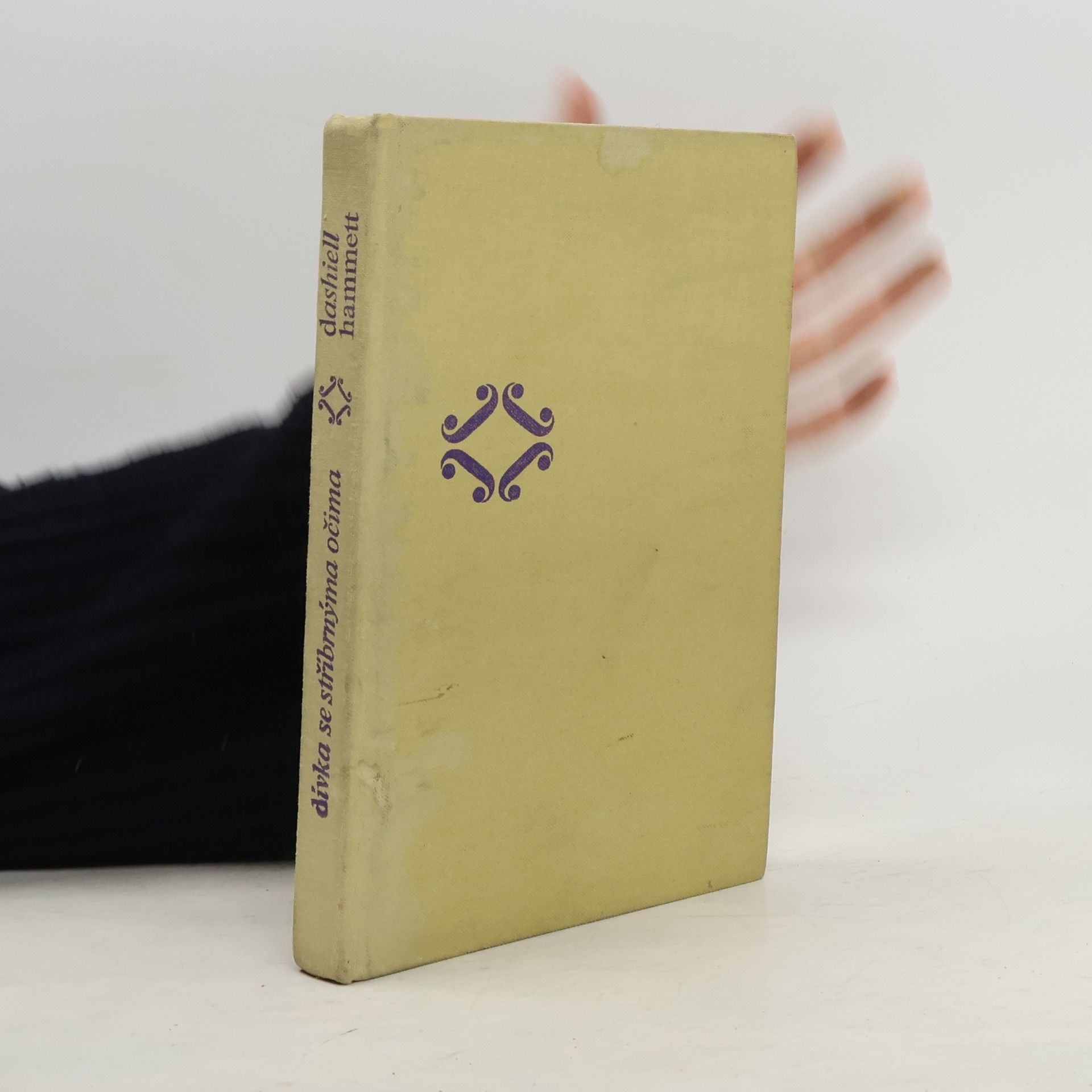 Dívka se stříbrnýma očima