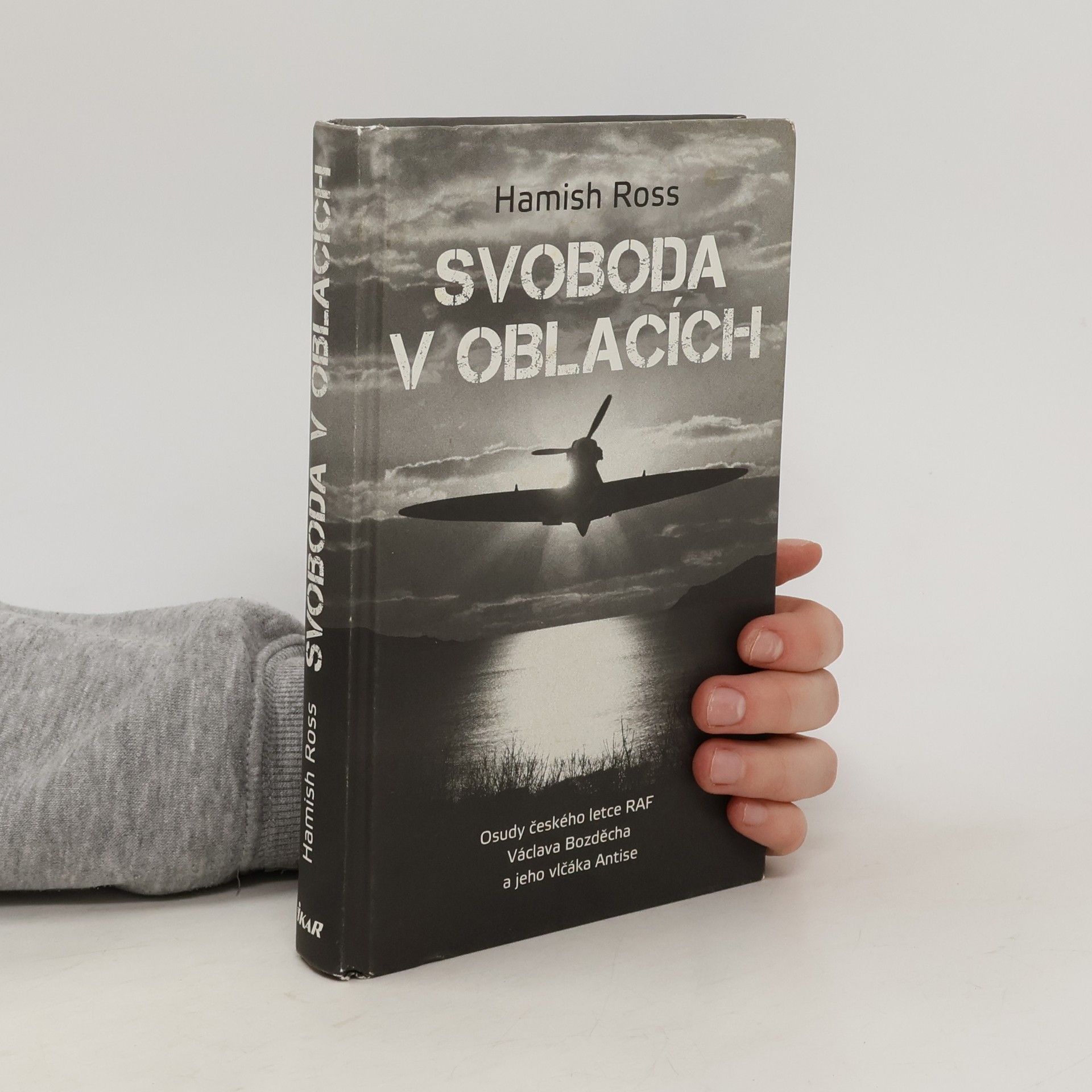 Hamish Ross Svoboda v oblacích - Osudy českého letce RAF Václava Bozděcha a jeho vlčáka Antise