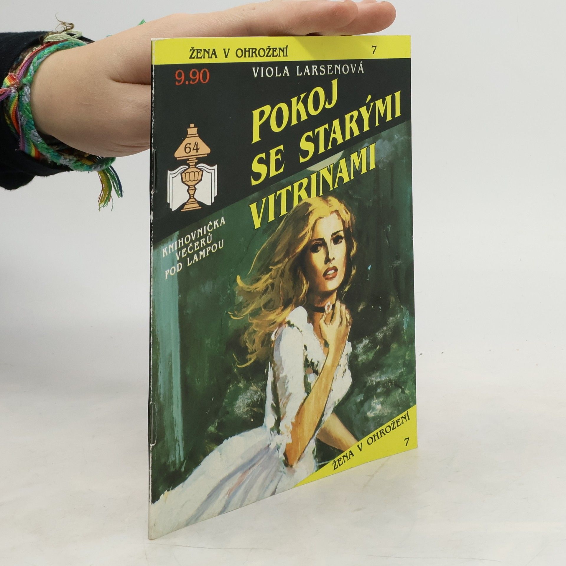 Viola Larsen Pokoj se starými vitrinami