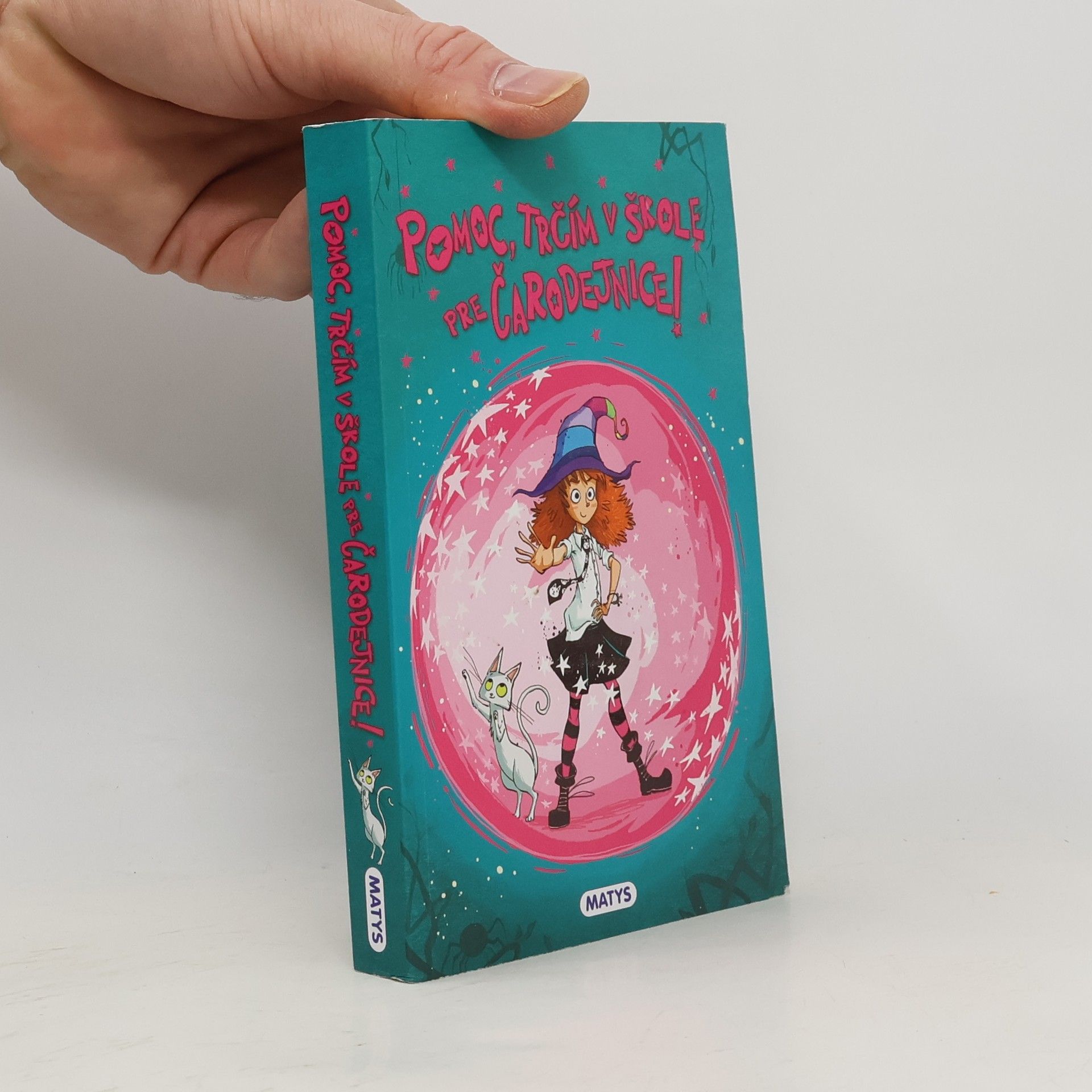 Em Lynas Pomoc, trčím v škole pre čarodejnice!