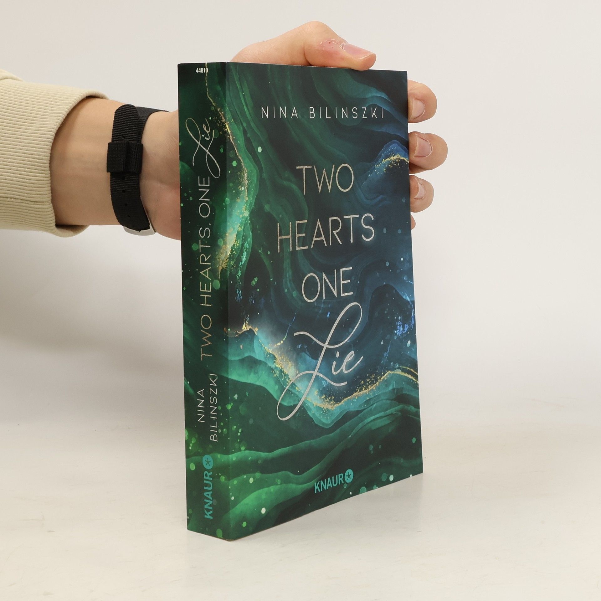 Two Hearts, One Lie. Roman