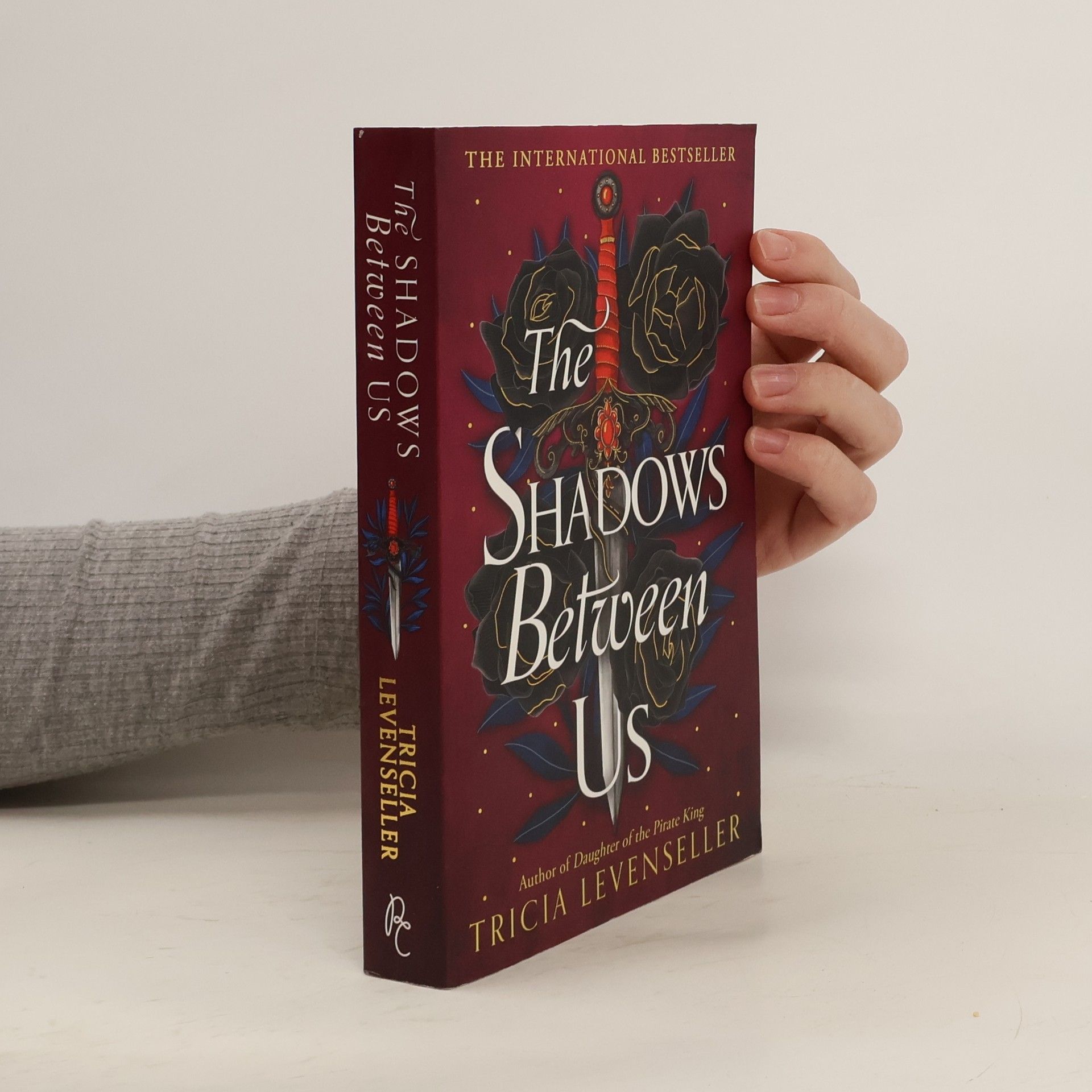 Tricia Levenseller The Shadows Between Us