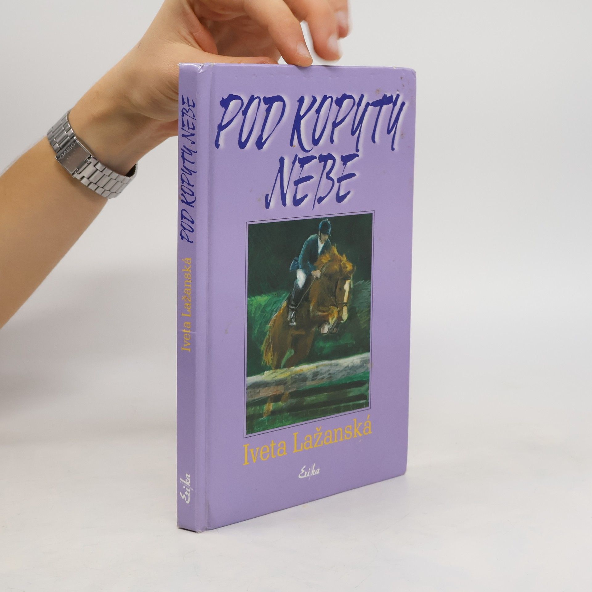 Iveta Lažanská Pod kopyty nebe
