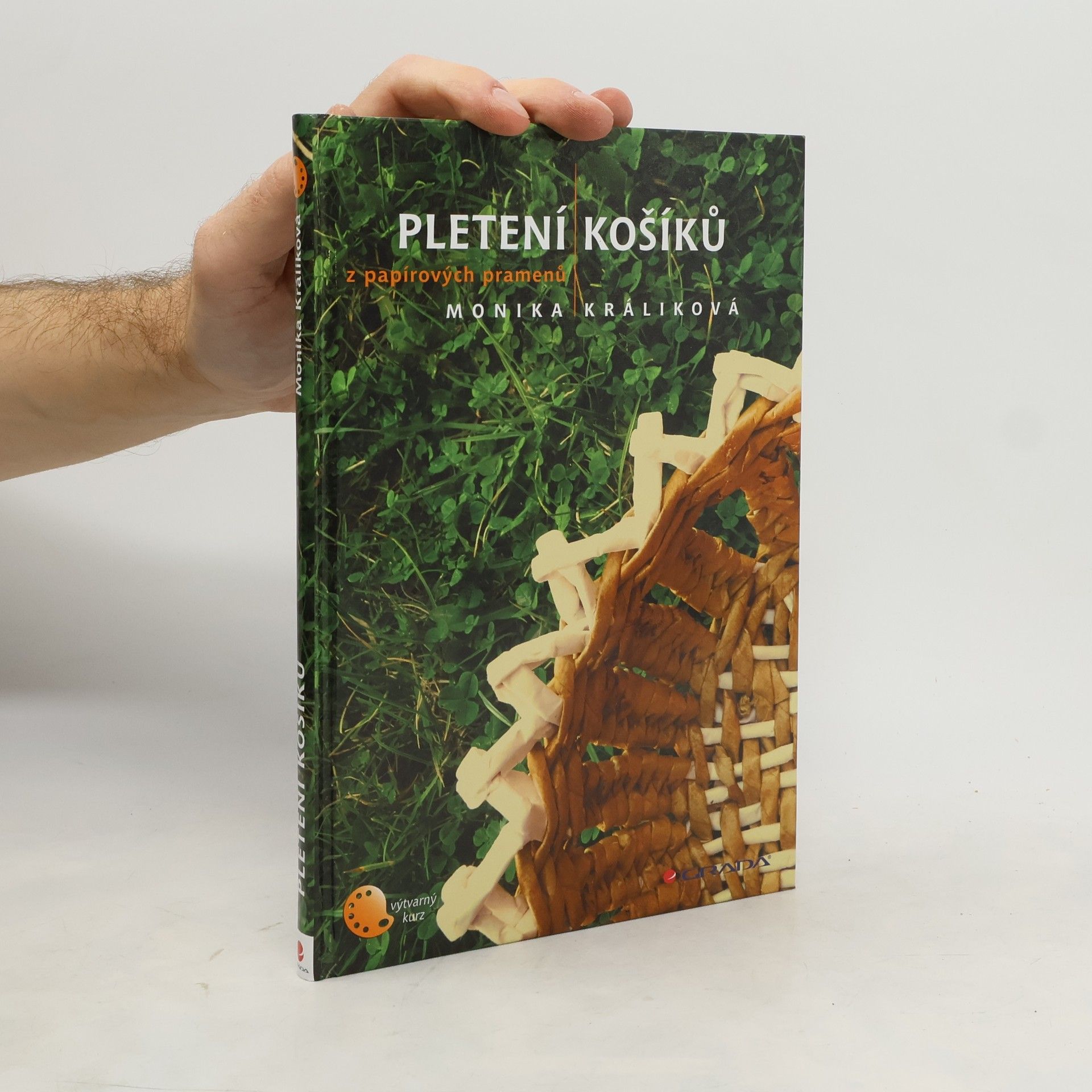 Monika Králiková Pletení košíků z papírových pramenů