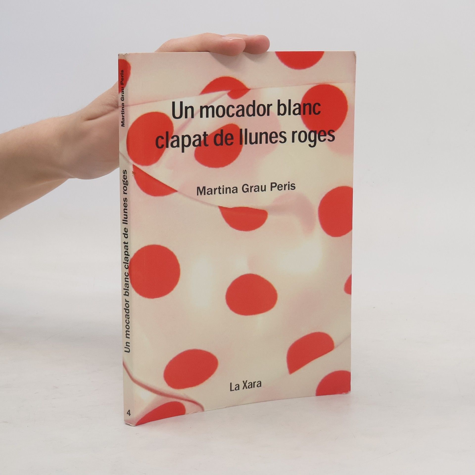 Martina Grau Peris Un mocador blanc clapat de llunes roges