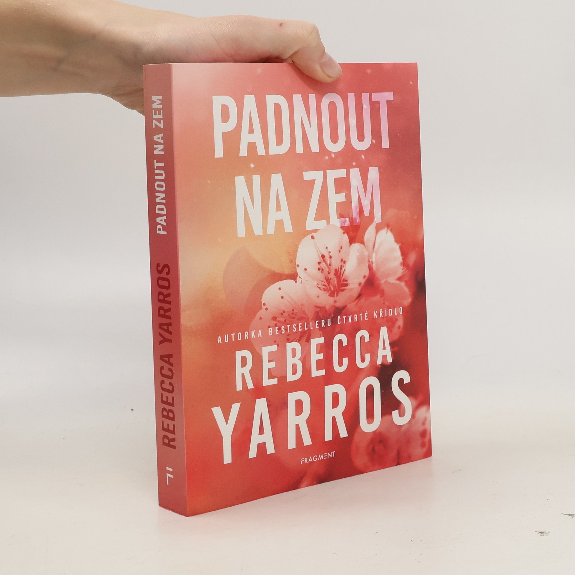 Rebecca Yarros Padnout na zem