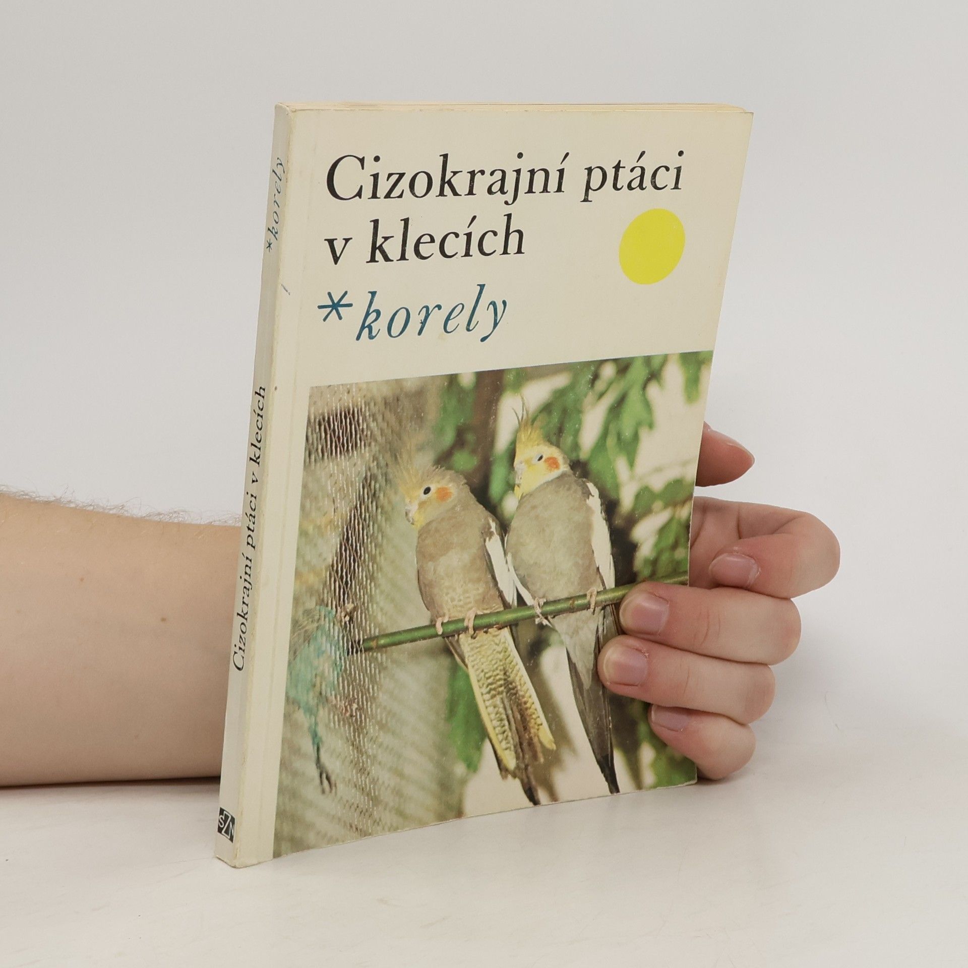 Cizokrajní ptáci v klecích. Korely