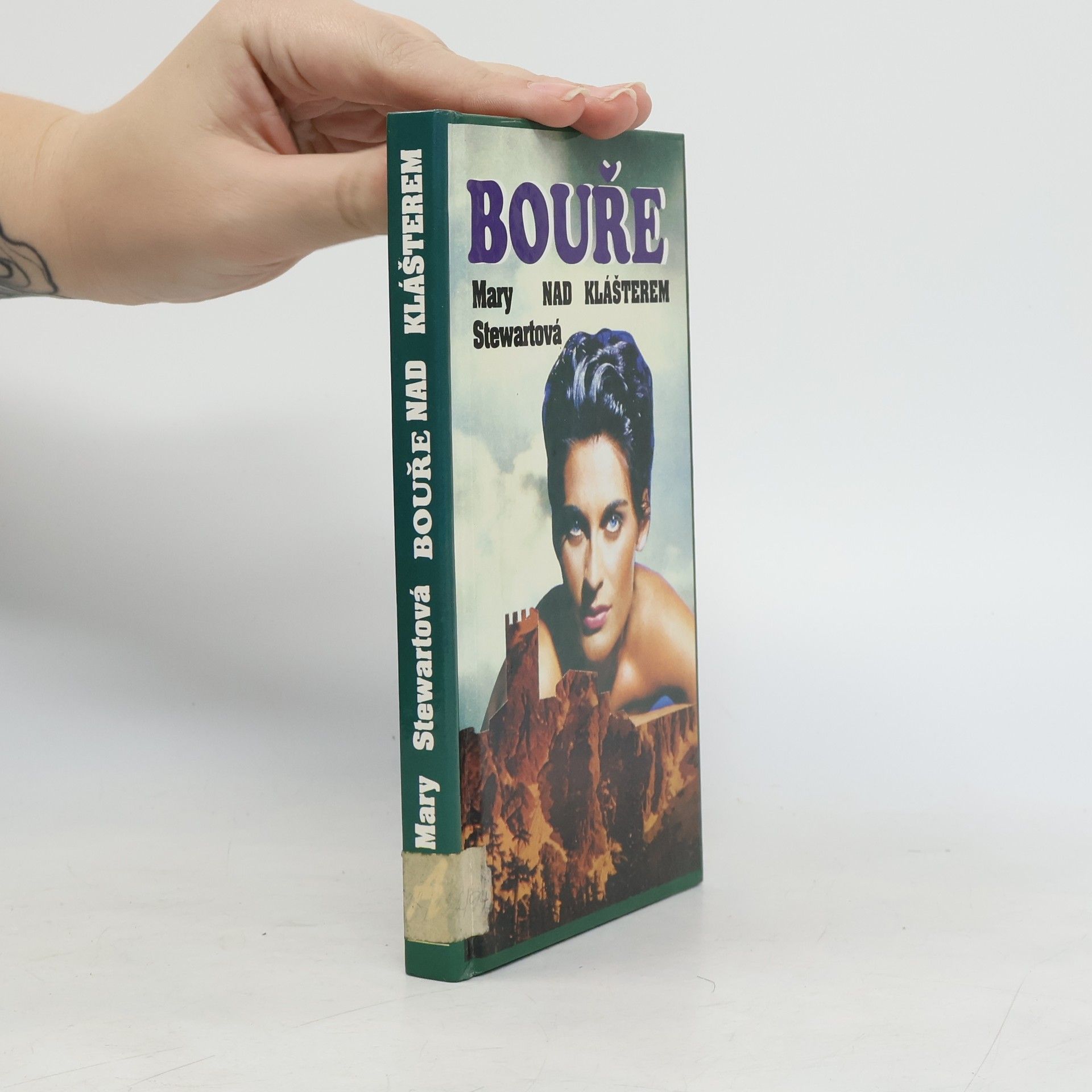 Bouře nad klášterem