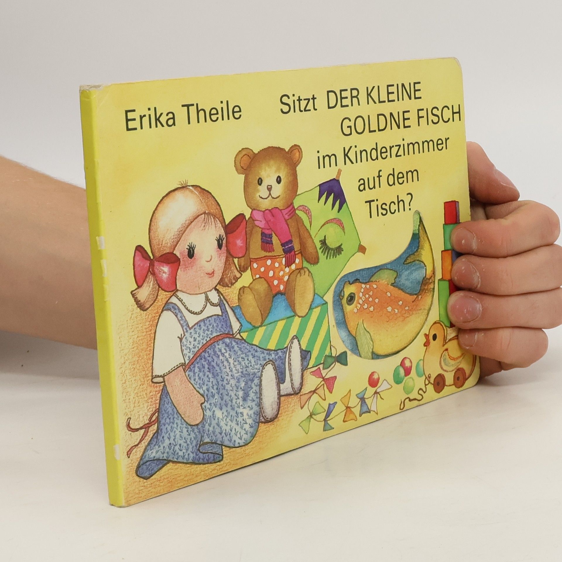 Sitzt der kleine goldne Fisch im Kinderzimmer auf dem Tisch?