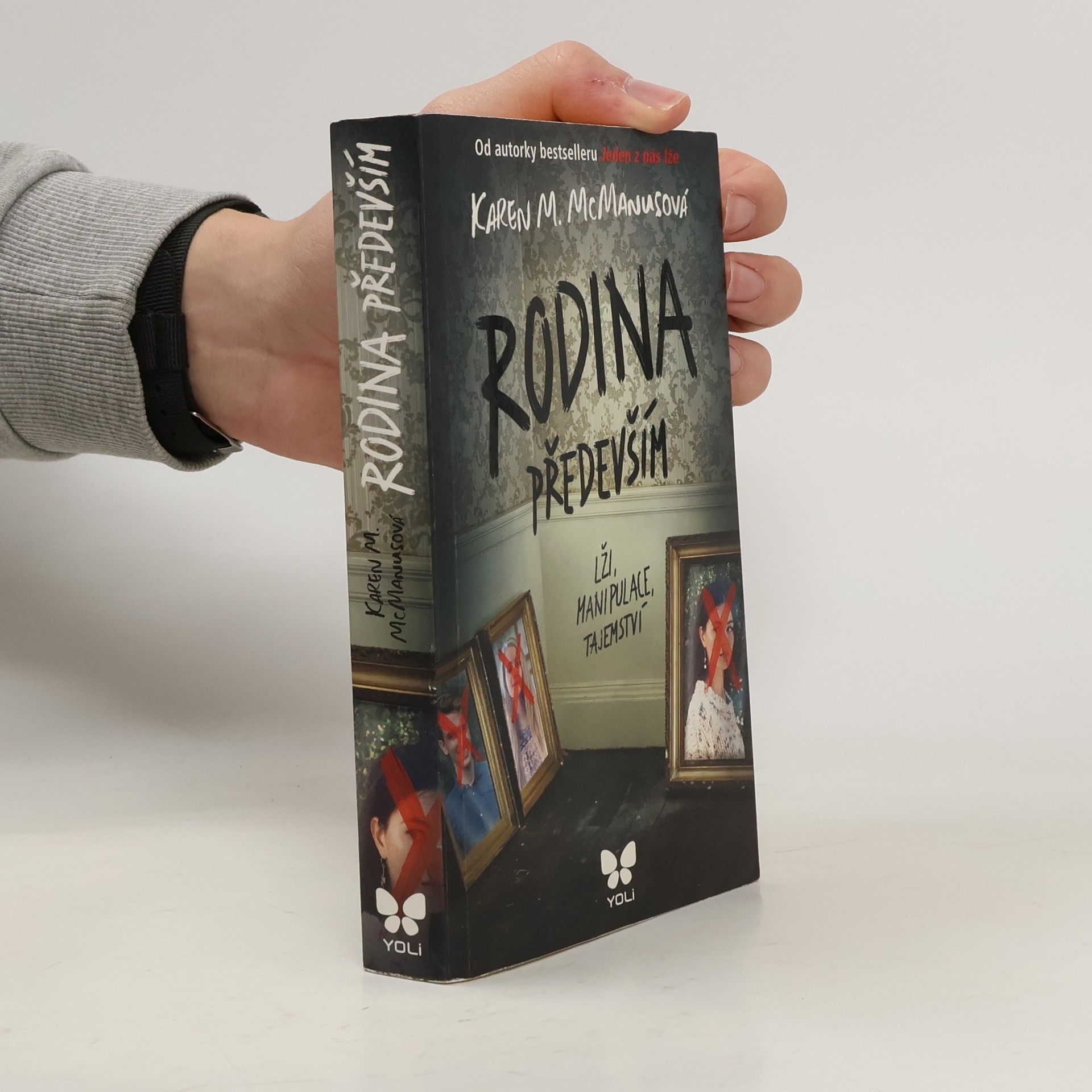 Karen M. McManus Rodina především