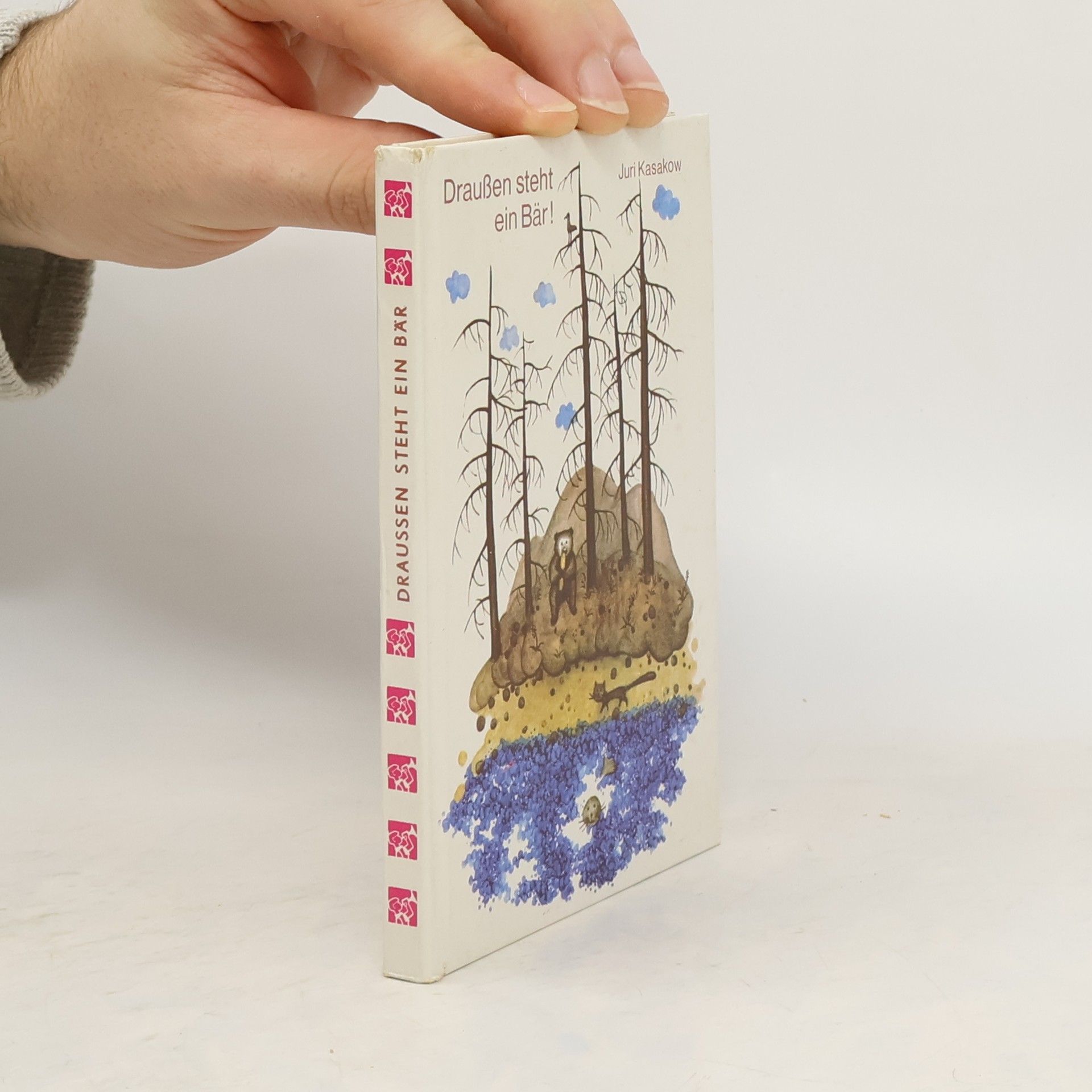 Draußen steht ein Bär