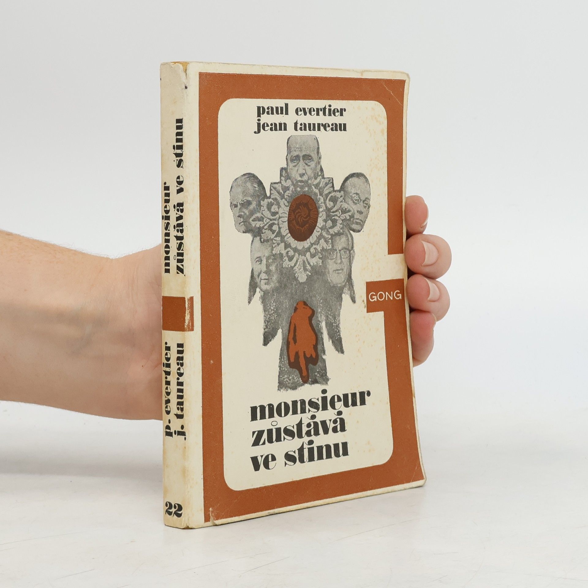 Monsieur zůstává ve stínu