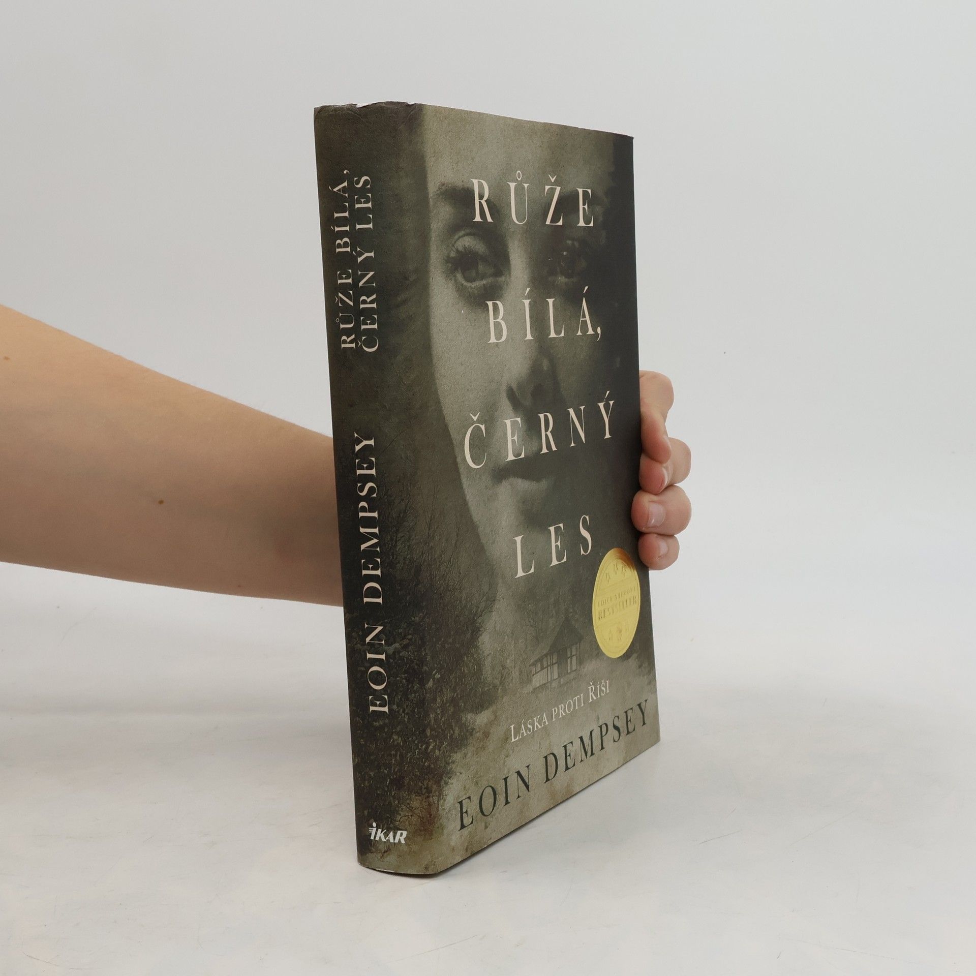 Eoin Dempsey Růže bílá, černý les