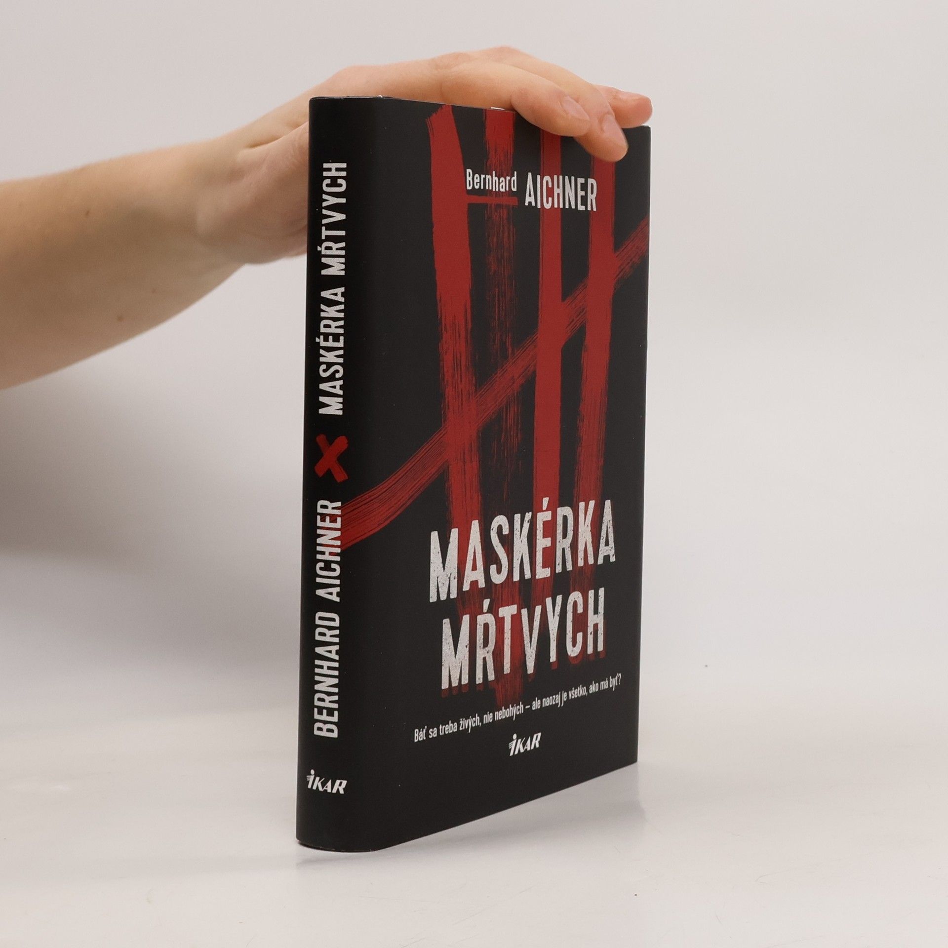 Bernhard Aichner Maskérka mŕtvych