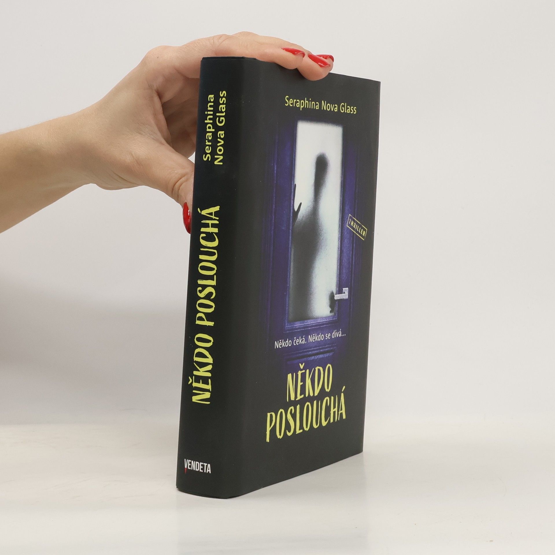 Seraphina Nova Glass Někdo poslouchá