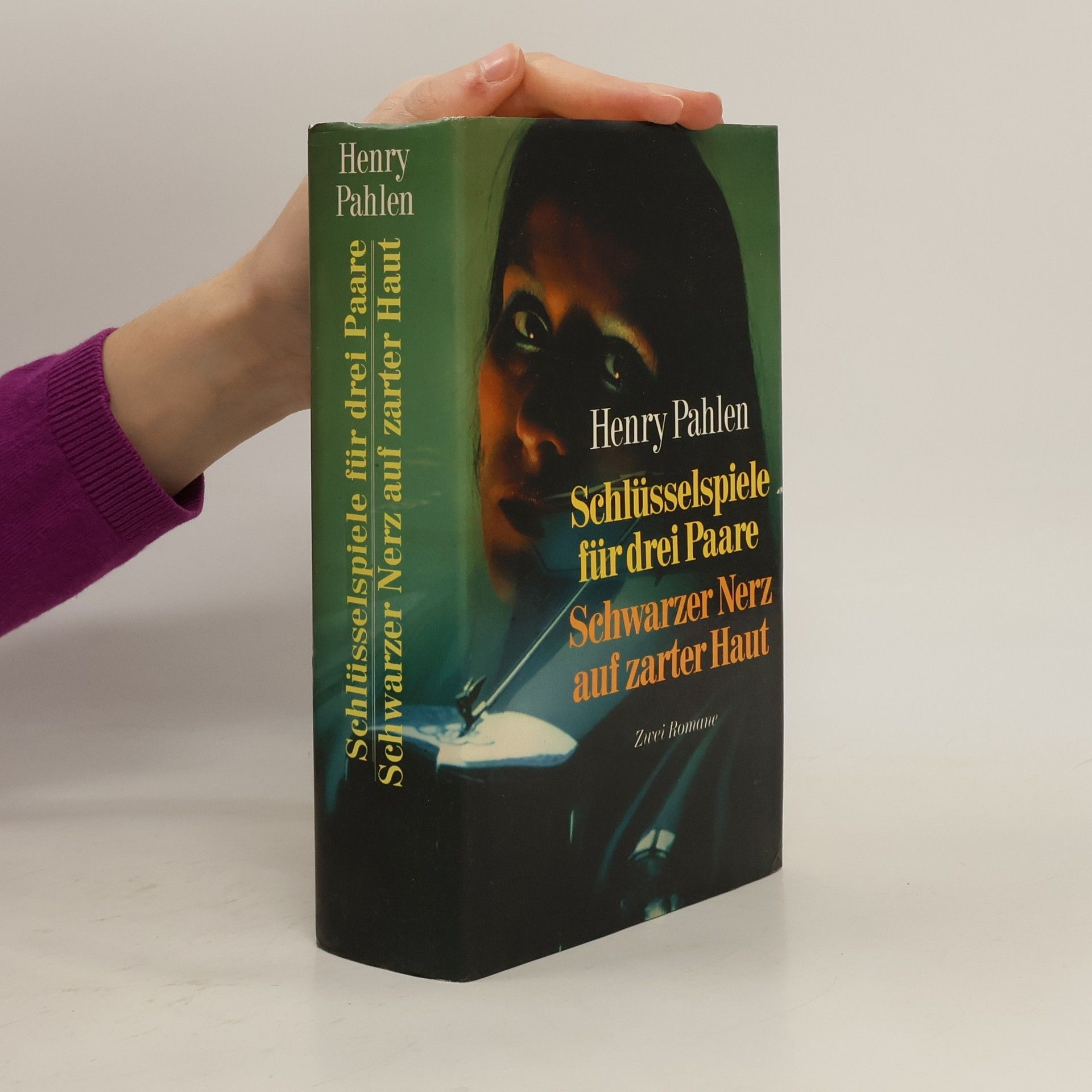Schlüsselspiele für drei Paare. Schwarzer Nerz auf zarter Haut