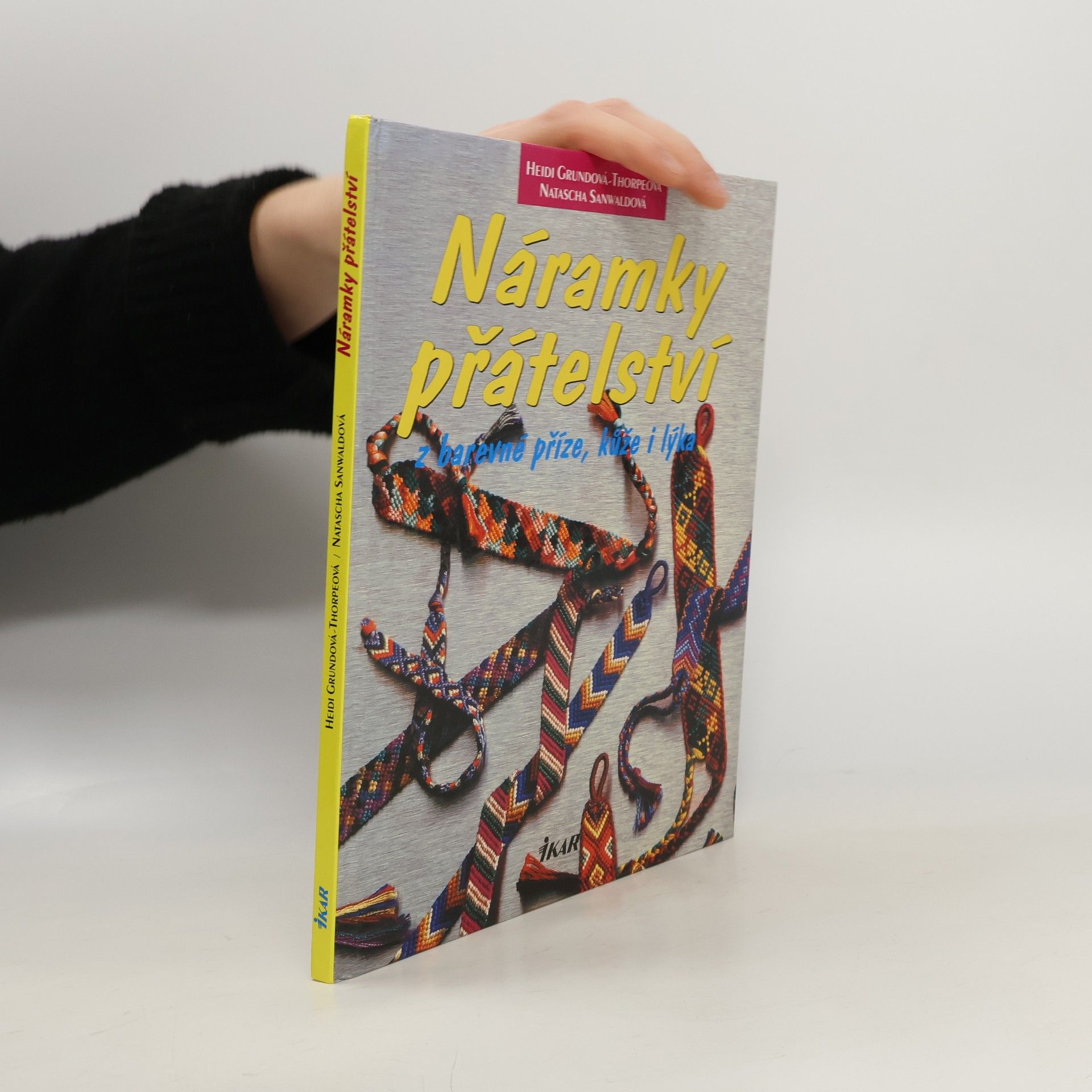 Heidi Grund Thorpe Náramky přátelství. Z barevné příze, kůže i lýka