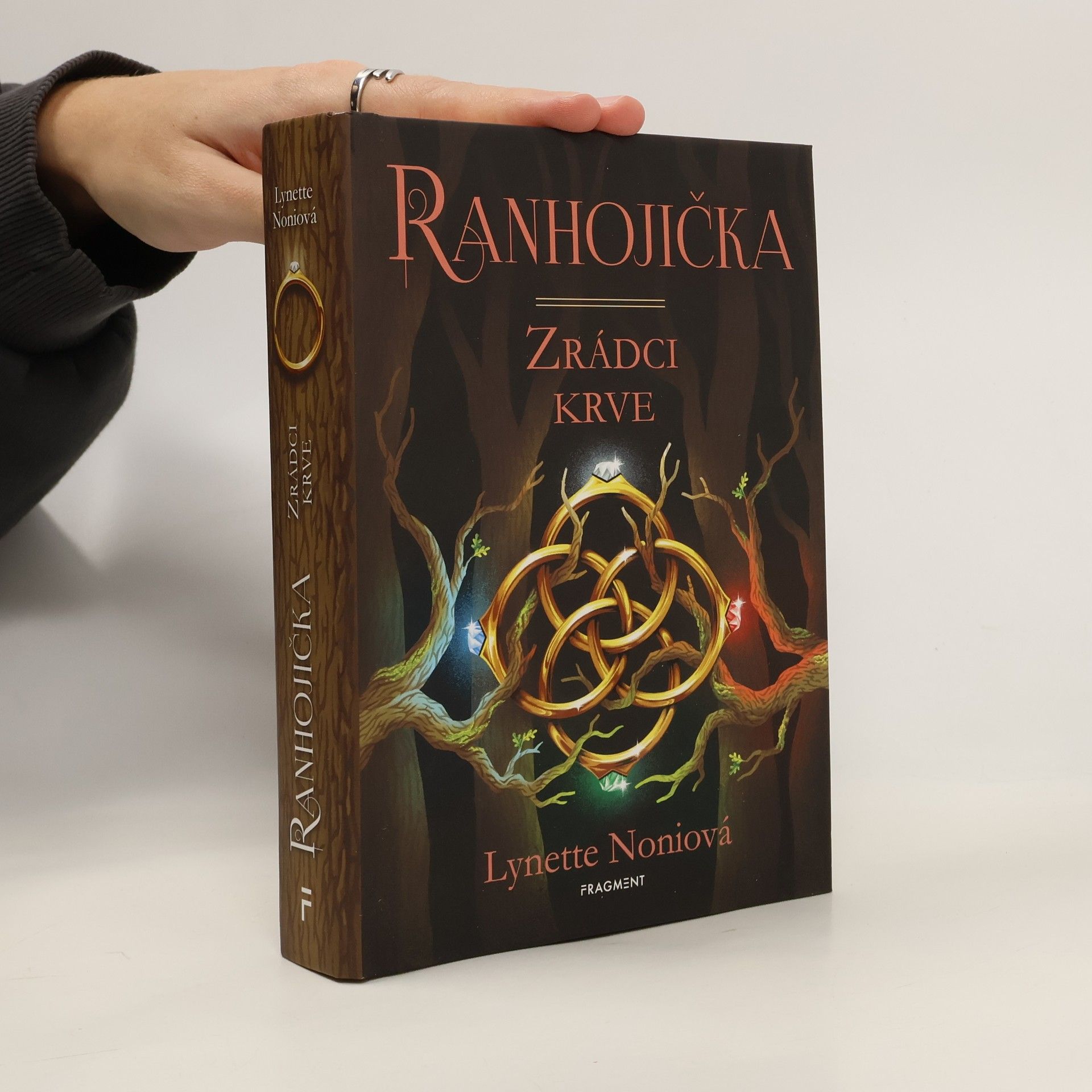 Lynette Noni Ranhojička. Zrádci krve