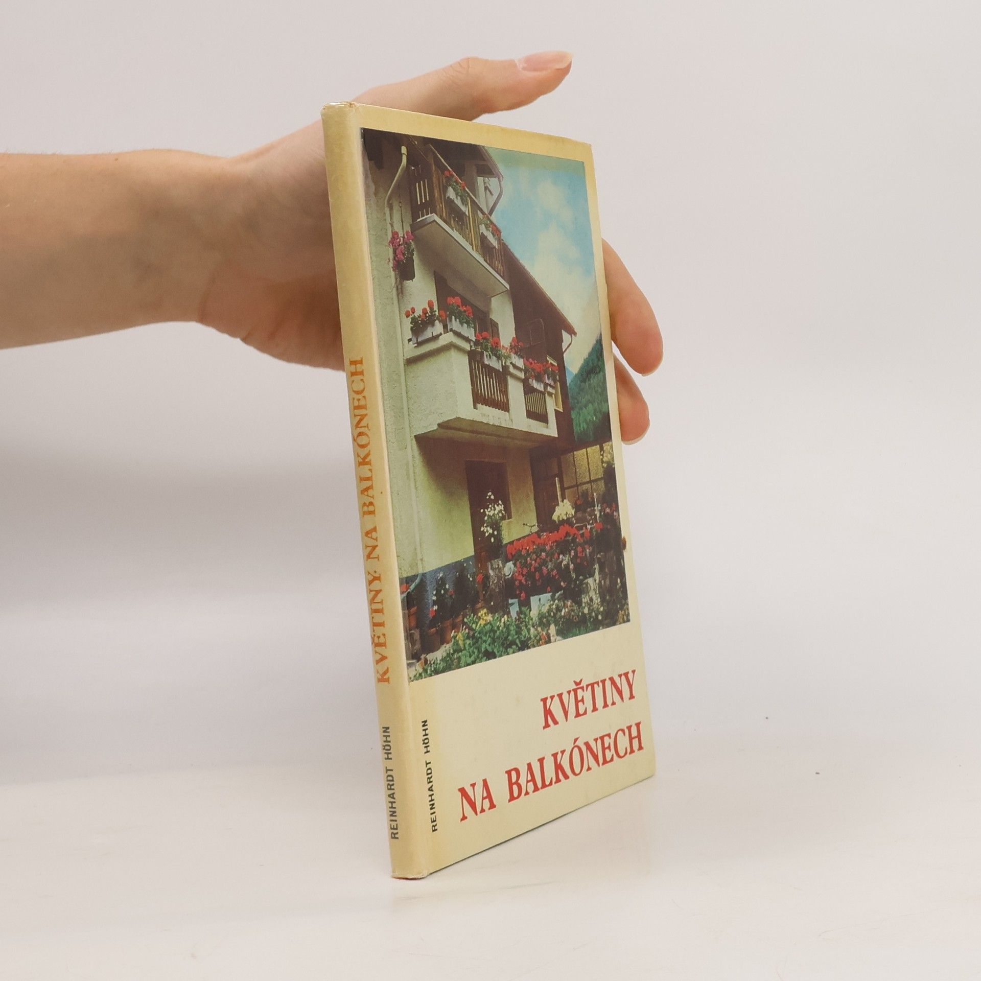 Květiny na balkónech