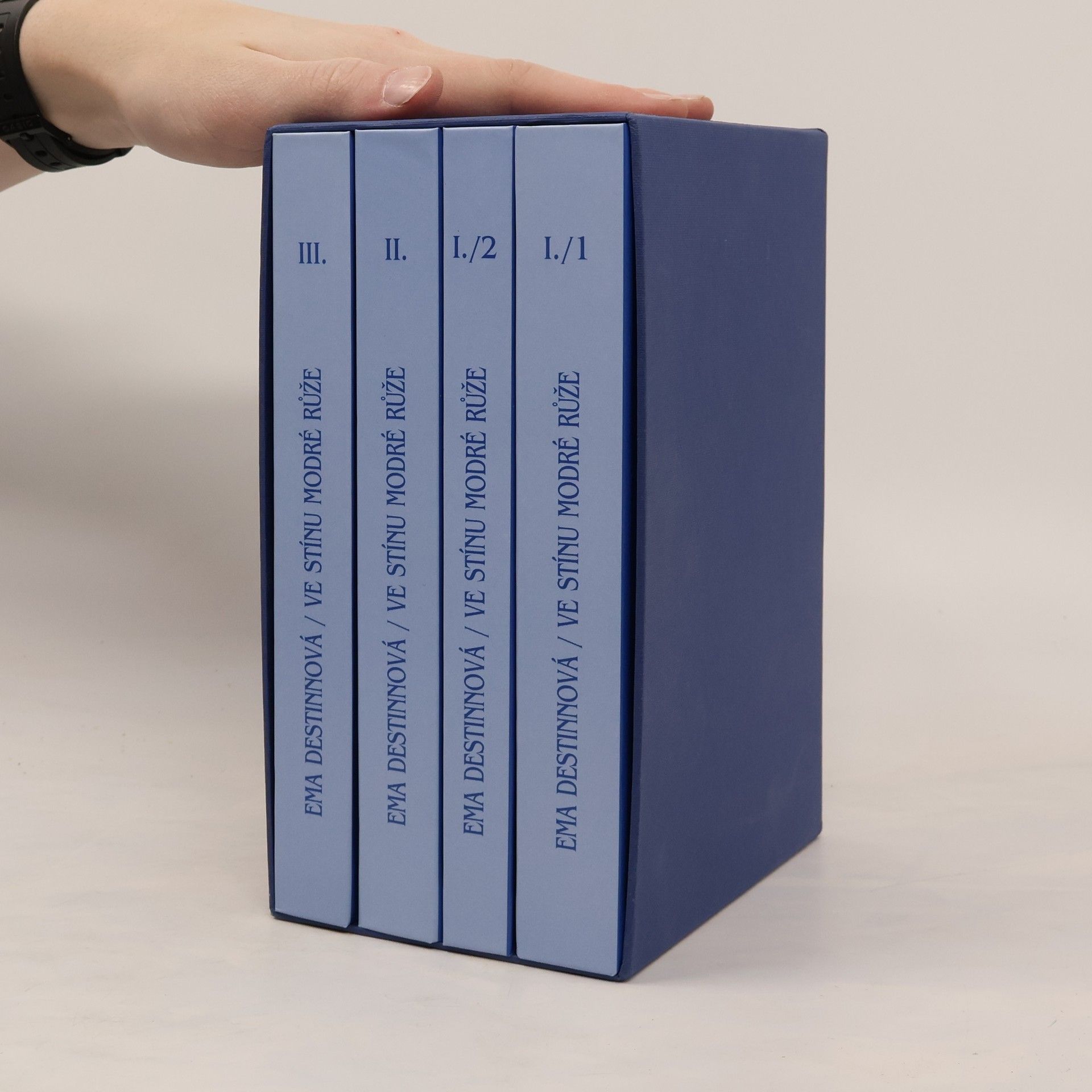 Ema Destinnová Ve stínu modré růže. Román zašlých vášní 1-3 (4 svazky, box)