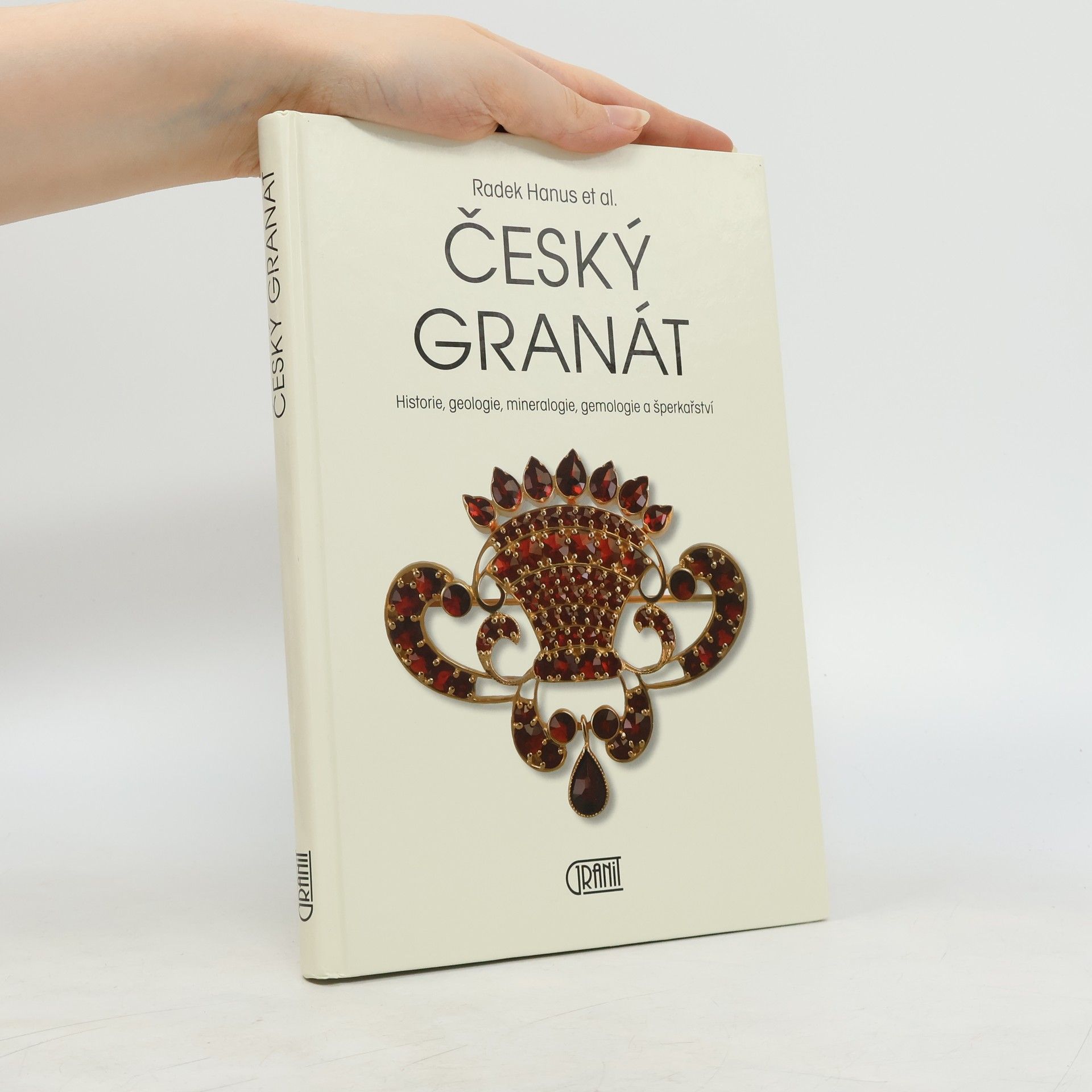 Radek Hanus Český granát. Historie, geologie, mineralogie, gemologie a šperkařství