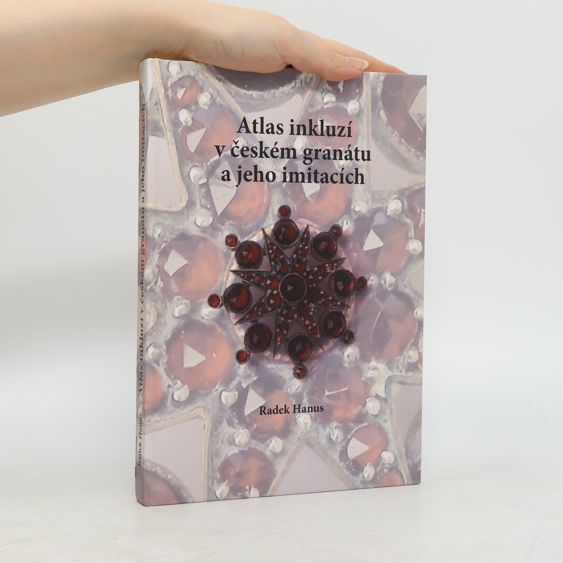 Atlas inkluzí v českém granátu a jeho imitacích