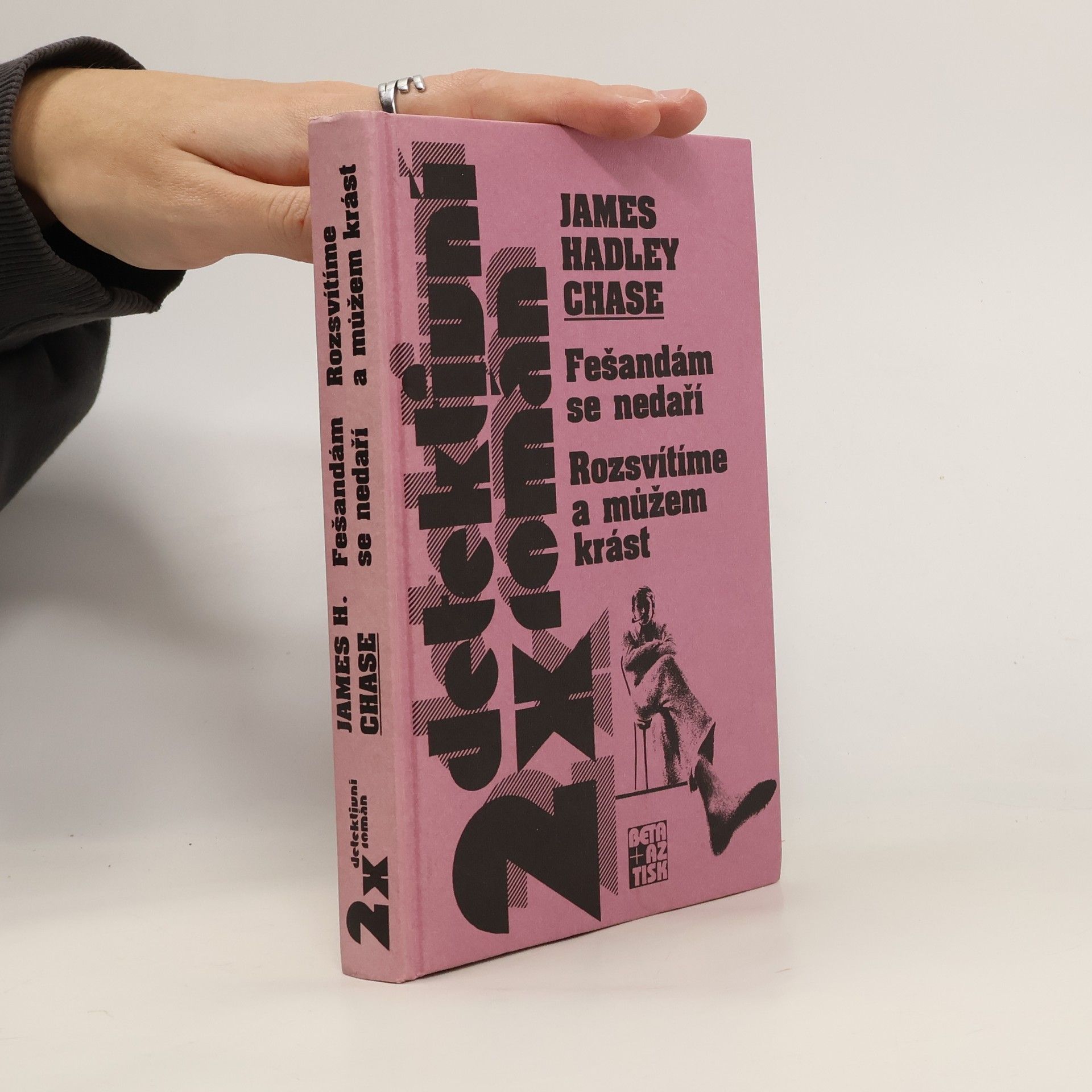 James Hadley Chase Fešandám se nedaří. Rozsvítíme a můžem krást