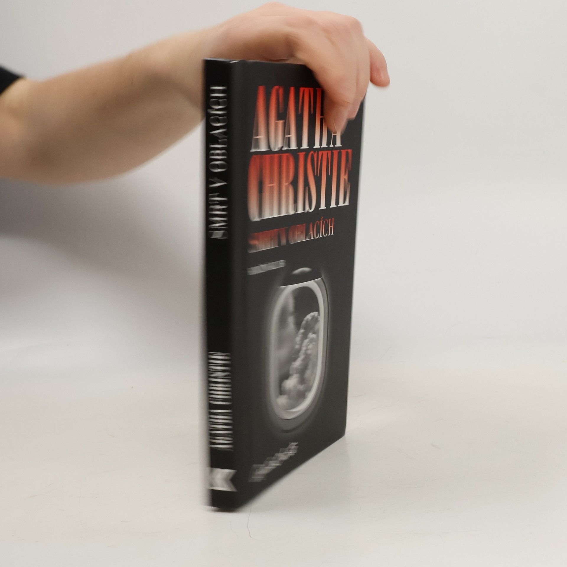 Agatha Christie Smrt v oblacích