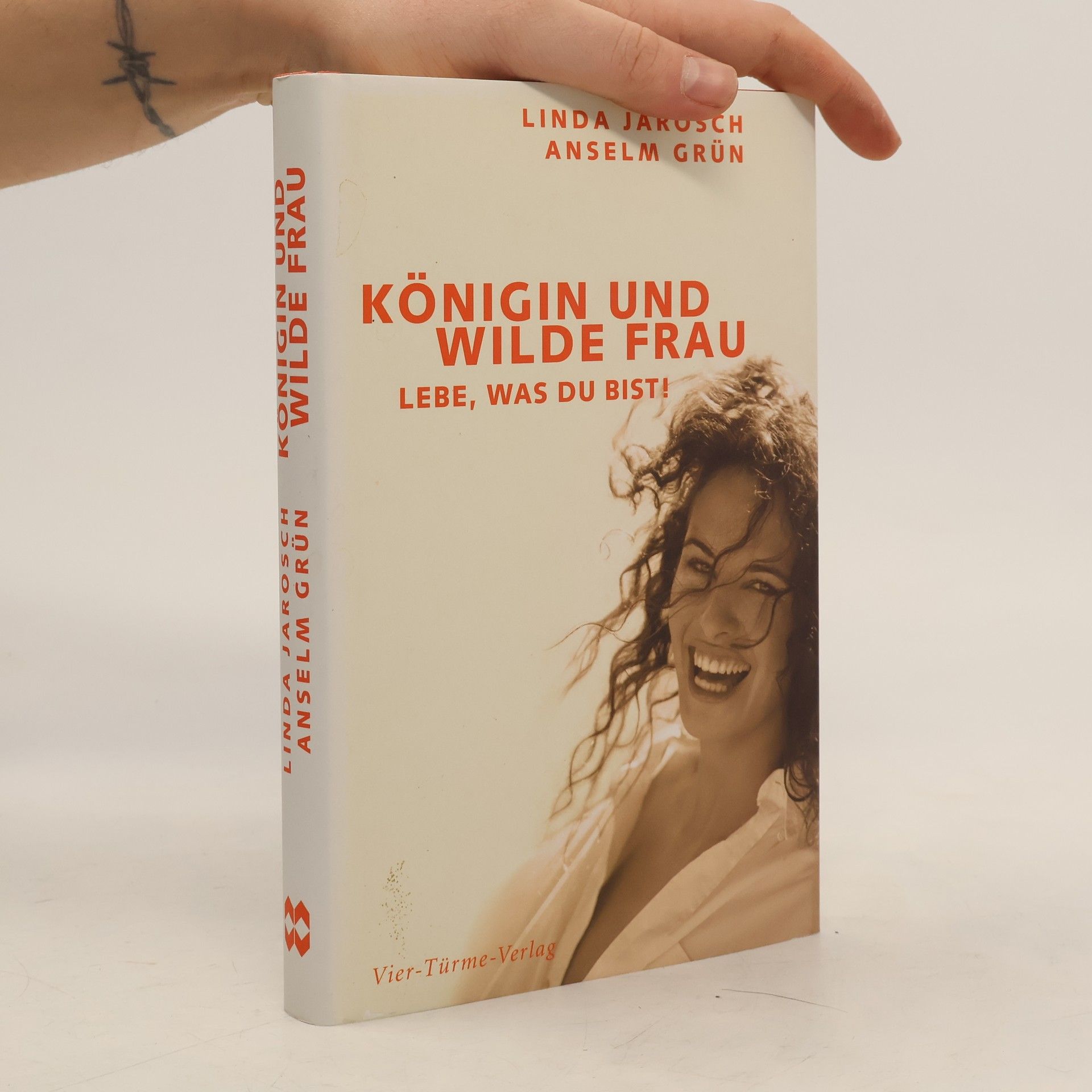 Königin und wilde Frau