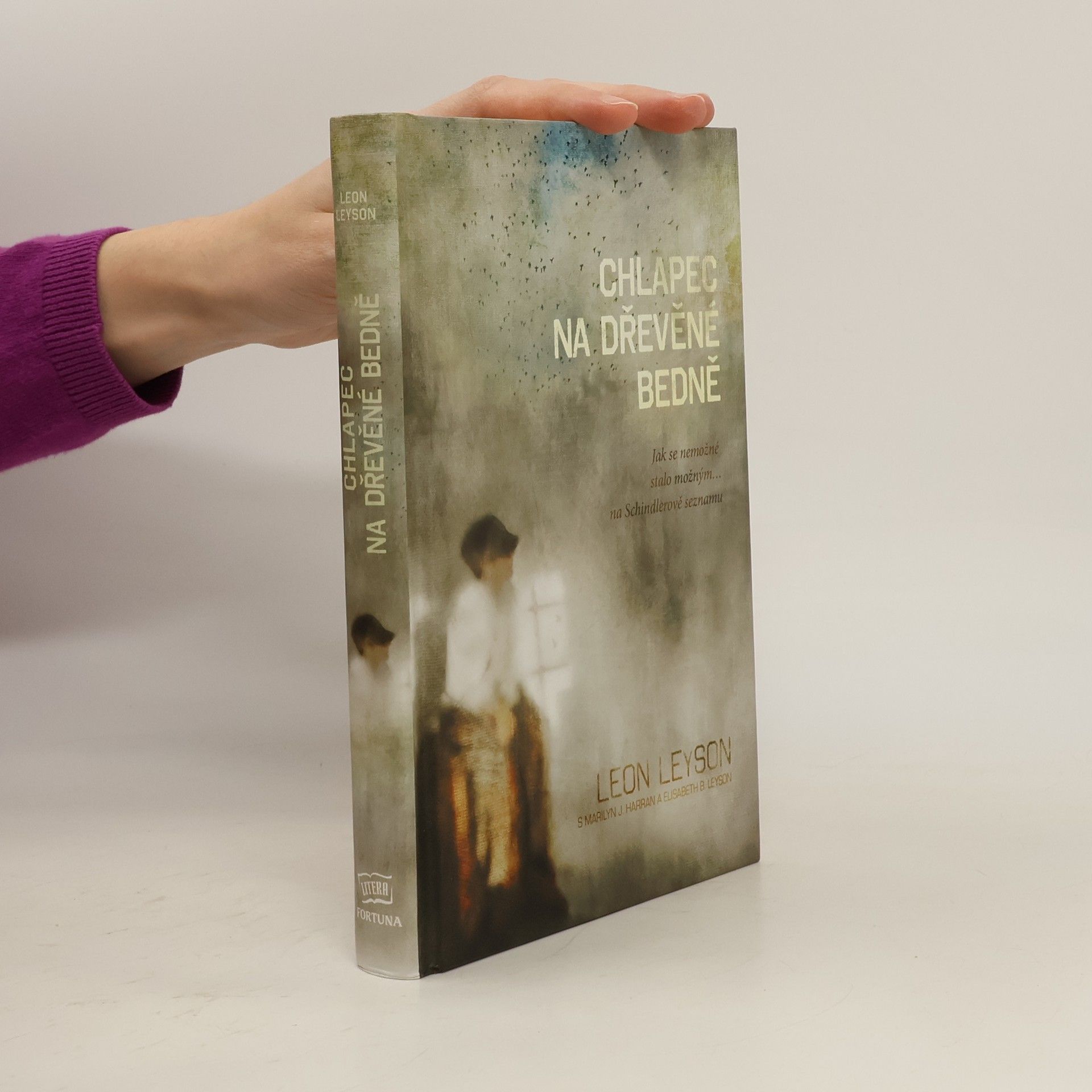 Leon Leyson Chlapec na dřevěné bedně