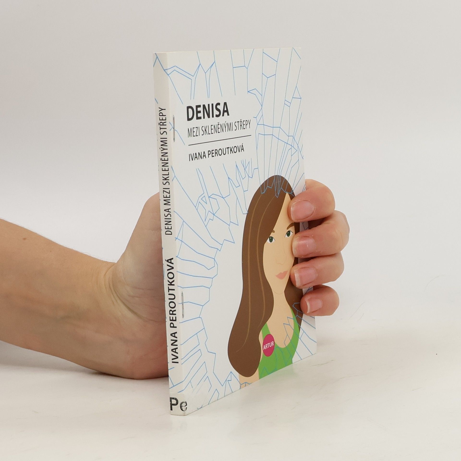 Peroutková Ivana Denisa mezi skleněnými střepy