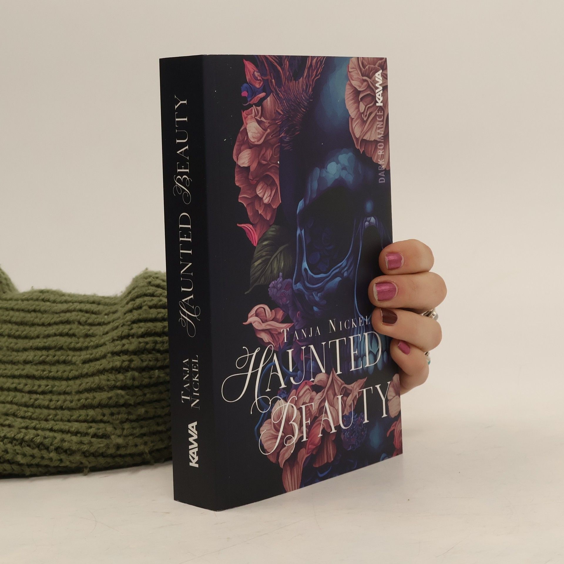 Haunted Beauty. Mit wunderschönem Farbschnitt