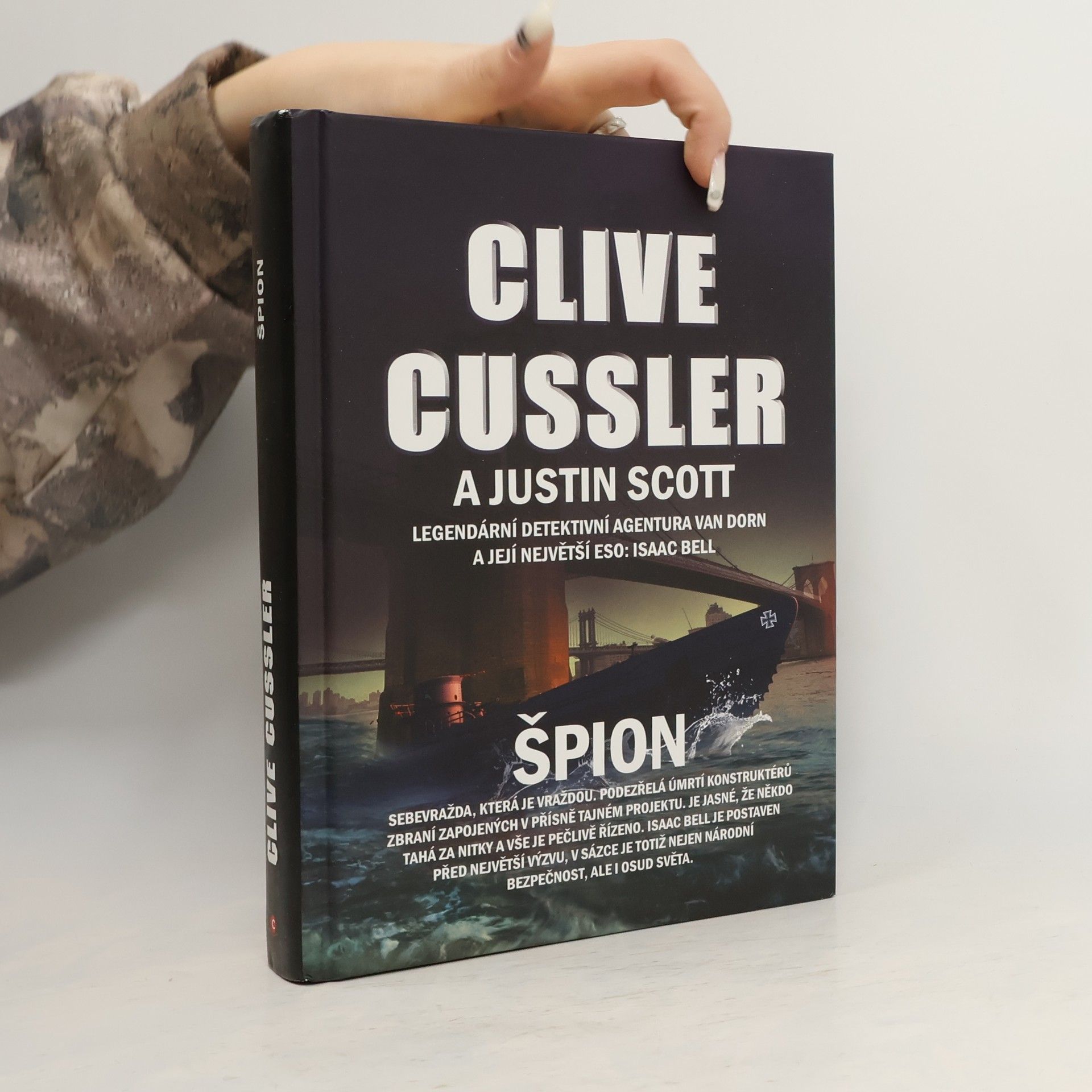 Špion : román ze série Isaac Bell