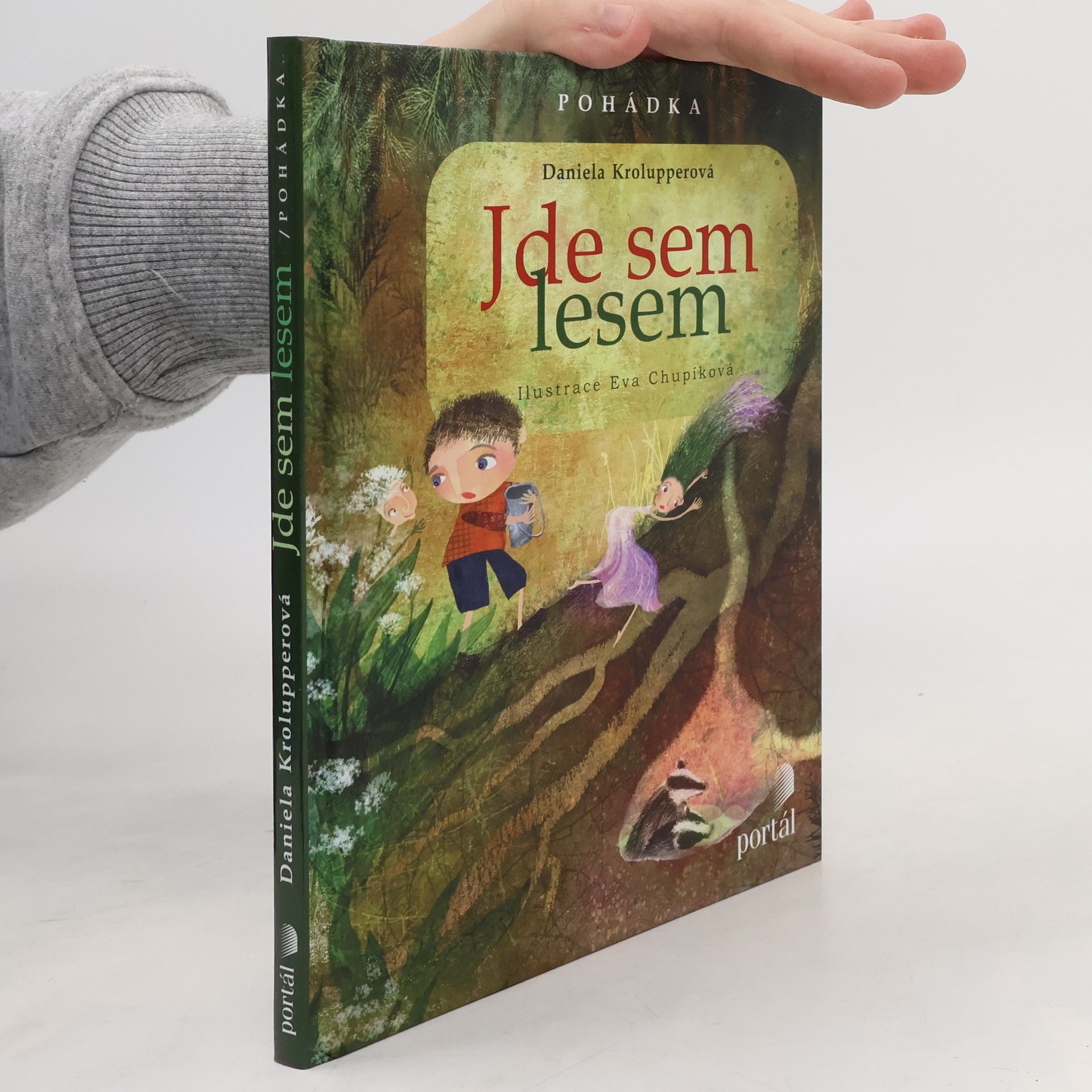 Daniela Krolupperová Jde sem lesem