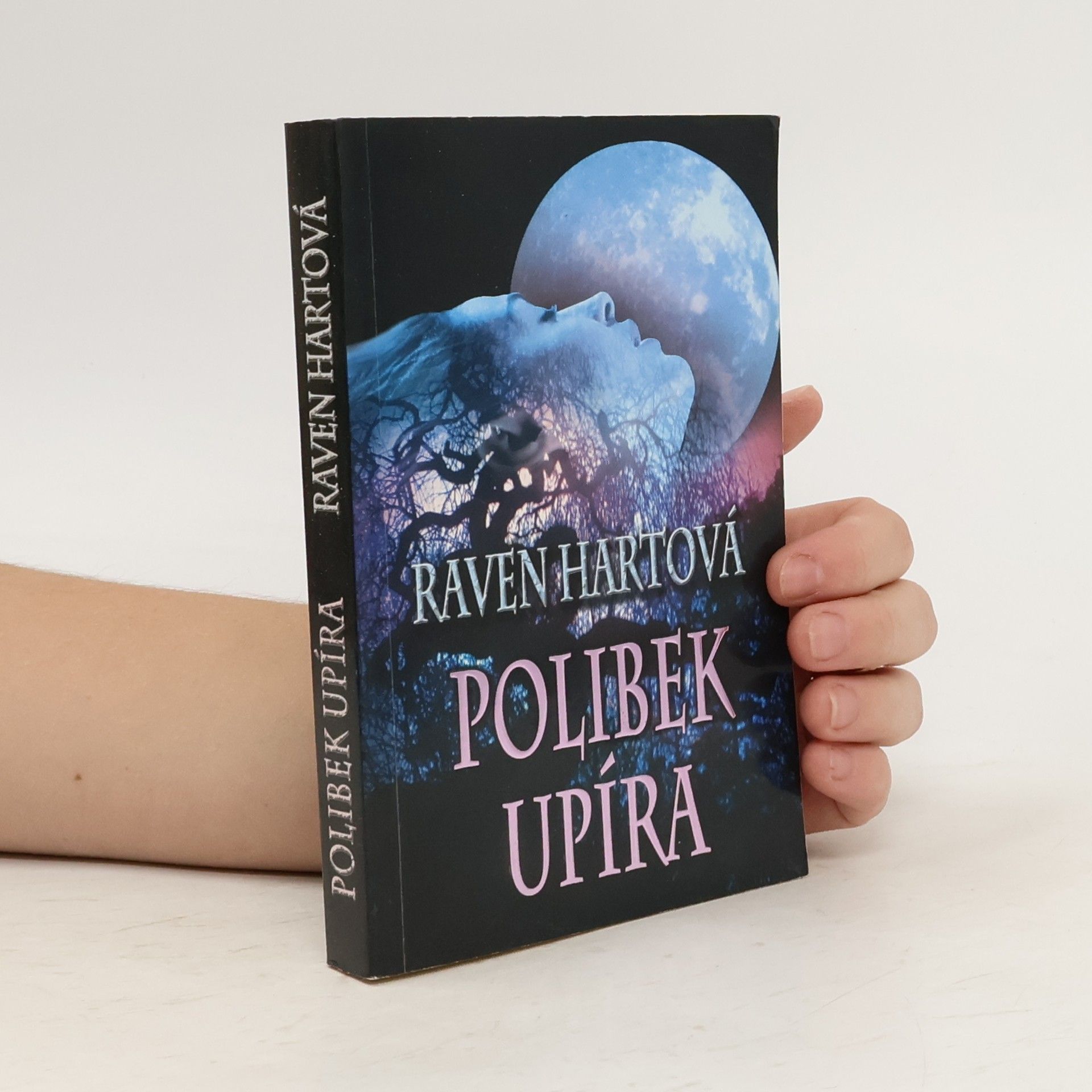 Raven Hart Polibek upíra